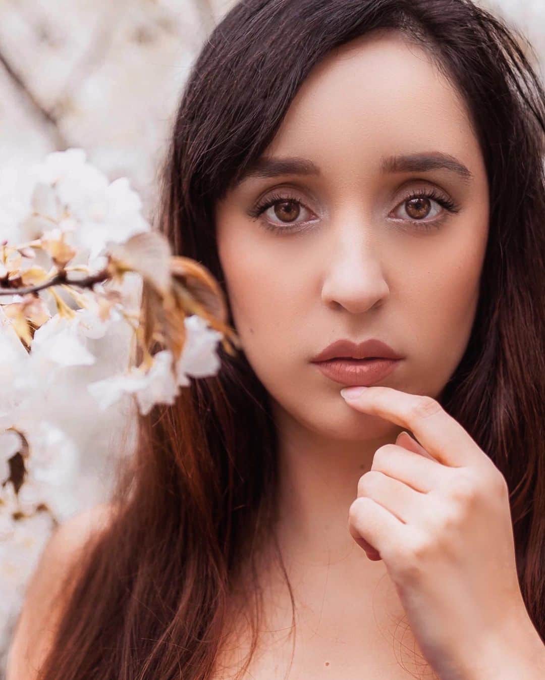 Jade Furutaのインスタグラム：「あなたはこの世にたった一人しかいない🌷Be you, do you🍀 if your goal is to be happy, remember - authenticity beats popularity, so stop waiting for permission to live your life💫  photo by @akiranofiller #cherryblossomtree #beyourbestself  . . . . . . . . . . . .  . . #japaninstagramers #インフルエンサー #インスタグラマー #tokyomodel #digitalcreatorjapan #外国人インフルエンサー」