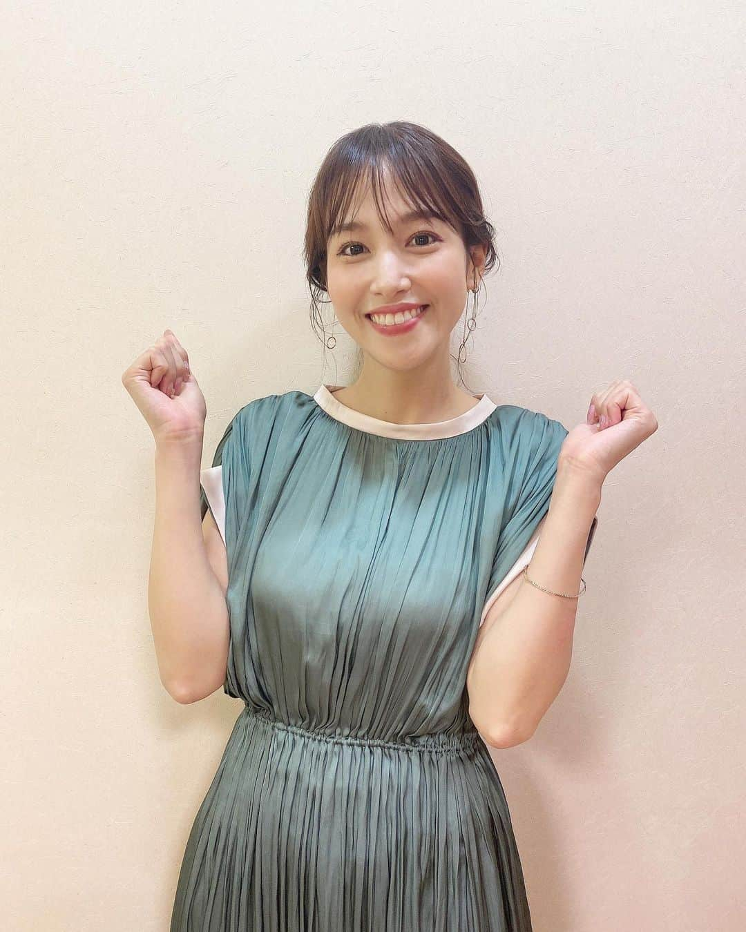 鷲見玲奈さんのインスタグラム写真 - (鷲見玲奈Instagram)「. モニタリング、告知できておらずでした🥲がびーん    . . . 写真集の感想続々で嬉しいです✨  私はというと、まだまだ昨日のイベントの余韻に浸っています☺️ 写真集の1番の目的が、ファンの皆さんとのイベントだったので、本当に嬉しくて🌸  7日と9日の個別トーク会とオンライントークショーも楽しみにしています🌻💛  #モニタリング」8月5日 22時52分 - sumi__reina