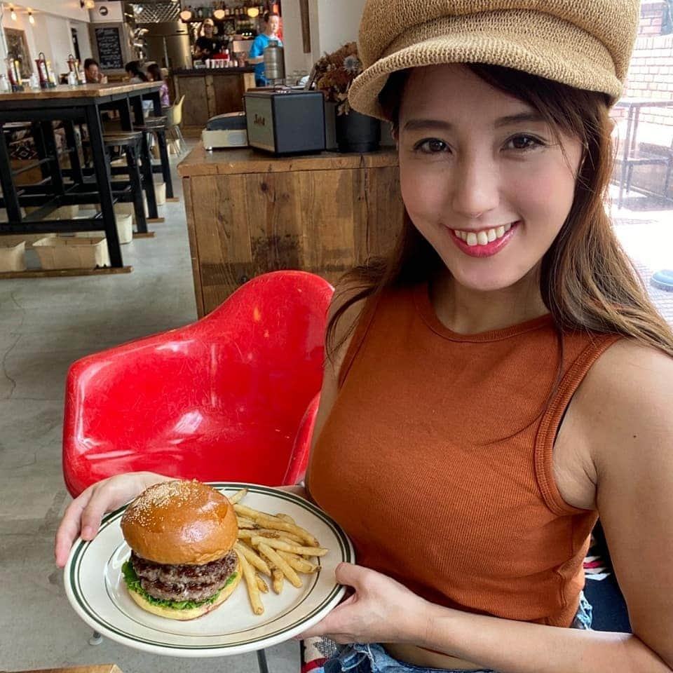 日里麻美さんのインスタグラム写真 - (日里麻美Instagram)「* ハンバーガーでも主張  ハンバーガー好きなんだよな ついつい三段とか頼んじゃう。 * * *  ❇️#ミスFLASH2022 オーディション参加中！応援必要としてます！！❇️ 【販売中】 💠抑えきれない胸の鼓動　DVD & Blu-ray Amazonなどで購入できます 💠グラビア学園　グラビア動画&デジタル写真集　Amazon、DMMで購入できます  【TV、Web】 💠 打姫オバカミーコ　劇場公開決定  💠毎週木曜日YouTube　タイタン東スポ部更  💠さまぁ～ずチャンネル　『訳あり女』  💠YouTube　『ひさっちゃんねる』で検索 最新「ミスFLASH2022応援方法」  【イベント】 💠7/24～8/25　ミスFLASH2022セミファイナル 💠8/1　　ミスFLASH2022オンライン撮影会　12:20~&13:20~👑 💠8/10　ミスFLASH2022マシェバラ公式配信21:00~👑 💠8/15　TIPSTAR 💠8/16　まーすた下北沢店🀄 💠8/18　ミスFLASH2022マシェバラ公式配信21:00~👑 💠8/21　まーすた王子店🀄 💠8/25　ミスFLASH2022マシェバラ公式配信21:00~👑セミファイナルラスト * * * * #乳圧女 #着衣巨乳 #着衣でも主張 #乳圧 #おっぱいの大きいお姉さんは好きですか #hisato」8月5日 23時21分 - hisato.asami