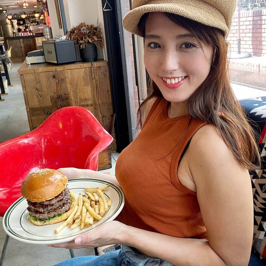 日里麻美のインスタグラム：「* ハンバーガーでも主張  ハンバーガー好きなんだよな ついつい三段とか頼んじゃう。 * * *  ❇️#ミスFLASH2022 オーディション参加中！応援必要としてます！！❇️ 【販売中】 💠抑えきれない胸の鼓動　DVD & Blu-ray Amazonなどで購入できます 💠グラビア学園　グラビア動画&デジタル写真集　Amazon、DMMで購入できます  【TV、Web】 💠 打姫オバカミーコ　劇場公開決定  💠毎週木曜日YouTube　タイタン東スポ部更  💠さまぁ～ずチャンネル　『訳あり女』  💠YouTube　『ひさっちゃんねる』で検索 最新「ミスFLASH2022応援方法」  【イベント】 💠7/24～8/25　ミスFLASH2022セミファイナル 💠8/1　　ミスFLASH2022オンライン撮影会　12:20~&13:20~👑 💠8/10　ミスFLASH2022マシェバラ公式配信21:00~👑 💠8/15　TIPSTAR 💠8/16　まーすた下北沢店🀄 💠8/18　ミスFLASH2022マシェバラ公式配信21:00~👑 💠8/21　まーすた王子店🀄 💠8/25　ミスFLASH2022マシェバラ公式配信21:00~👑セミファイナルラスト * * * * #乳圧女 #着衣巨乳 #着衣でも主張 #乳圧 #おっぱいの大きいお姉さんは好きですか #hisato」