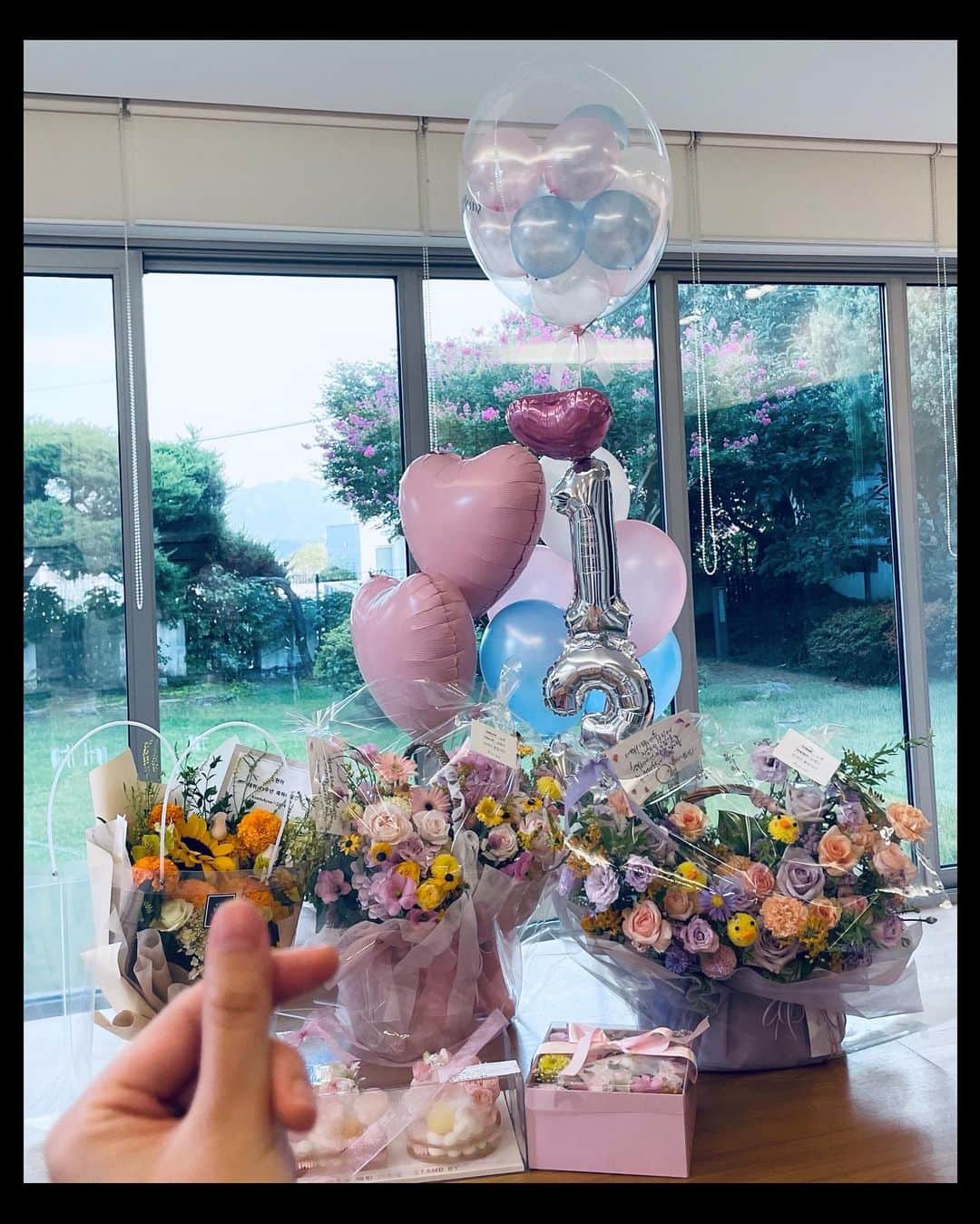 のインスタグラム：「열심히 달리다보니 13주년이 되었네요! 너무 감사합니다..  늘 응원해주시고 사랑해주셔서 힘을 내봅니다!!  앞으로도 좋은 배우 될게요:) 사랑합니다♥️ ⠀」