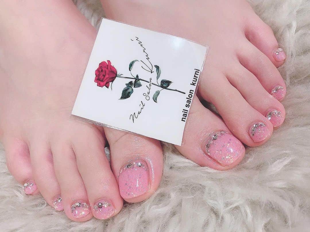 手島優さんのインスタグラム写真 - (手島優Instagram)「・ @nailsalon.kurni.ebisu さんで  フットネイルしてもらいました💓  プリンセスピンク👸と勝手に呼ぶ！！🌈✨  キラキラ🤩好きなので、これでもか？！ってくらいキラキラにしてもらいました❤️  こっち系のピンクネイルは久々かもしれない！！新鮮😍  かわゆいネイルは気分もウキウキ💅✨  #クルニ　#kurni #ネイルサロン　#パラジェル　#自爪を削らない　#ピンクネイル　#キラキラ　#フットネイル　#夏」8月6日 0時17分 - tejimayuu0827