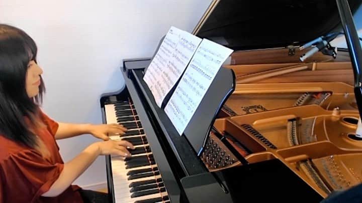 鈴華ゆう子のインスタグラム：「夏になると弾きたくなる曲 「  #あの夏へ 」続き  #千と千尋の神隠し より 1つ前の投稿から続けて観てみてね！(*´ω`*)  #SpiritedAway  #chihiro  #ピアノ  #鈴華ゆう子  #piano  #ジブリ  #ghibli  #yukosuzuhana  #久石譲  #joehisaishi   #和楽器バンド  #Wagakkibnd  #wgb  #YAMAHA  #c3」