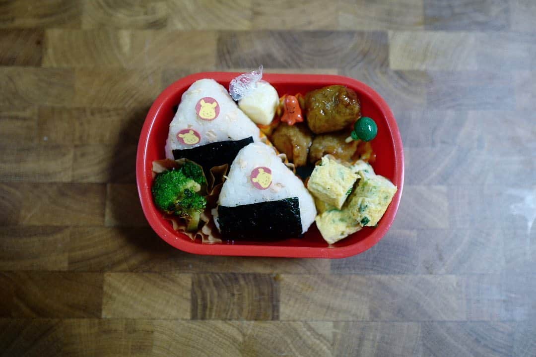 安田美沙子さんのインスタグラム写真 - (安田美沙子Instagram)「お弁当復活。 なんか。。楽しい。 「ママーブロッコリー入れないでよー」 「バター炒めにしたから美味しいよ！」  お迎えに行くと「全部食べたから今すぐお弁当箱開けて見て！」と言ってくる。  いつのまにかブロッコリー食べれるようになった☺️ 私の母もよくバター炒めにしてくれてた🥦  完食したことを、一生懸命 伝えてくれて、そんな会話で幸せをくれる可愛い4歳児。  お弁当の準備は忘れてたのだけど、秋川牧園のミートボール、oisixのほぐし鮭に救われた！ 卵焼きはニラ入り、２日目はトマト入り🍅 ねずみご飯には、ごまふりかけに、シラスを入れました。  インスタを書こうとすると寝落ちしそうになり、やっとこさ書けた🤍おやすみなさい。。。  #お弁当　#みさ弁 #復活　#コミニュケーション　#おにぎり　#4歳児 #元気はつらつ　#秋川牧園　#oisix #餃子」8月6日 0時45分 - yasuda_misako