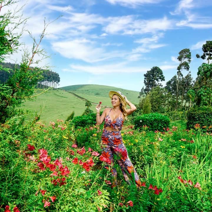 アリサ・ラモスのインスタグラム：「I’m not going to lie, I had 0 idea that D.R. Congo was so green and so beautiful, did you??  That’s always what happens when you only listen to the bad things that are said about a country. You end up never going, and never knowing!   Howeverrrrr I’m not going to lie and say the bad things weren’t true (past tense). In fact, these beautiful green rolling hills with healthy farms and seemingly happy people, are where the majority of Congo’s two civil wars not long ago. A lot of lives (millions) were sadly lost in these mountains, along with the reputation of the country.  But today this area (called Masisi) is where people go for a leisurely weekend getaway or celebration with family! We went horseback riding here and had fun watching a local children’s soccer game and a big birthday celebration!  I’m about done with all (four) of my D.R. Congo blog posts (I wrote during all of my long car trips for the past month), and the first one of course addresses the history and safety questions for Congo.  Please take a look on my website if you’re interested!  PS totally didn’t mean to find the same flowers on my jumper in real life for this pic! And it was made in Zanzibar! 💖  You can stay the night here at a cute BnB on a farm called @aubergederushengo ! 😻  #masisi #drcongo #congo #solotravel #thisisafrica #congokinshasa #mylifesatravelmovie #visitcongo #tlpicks #gltlove #history」