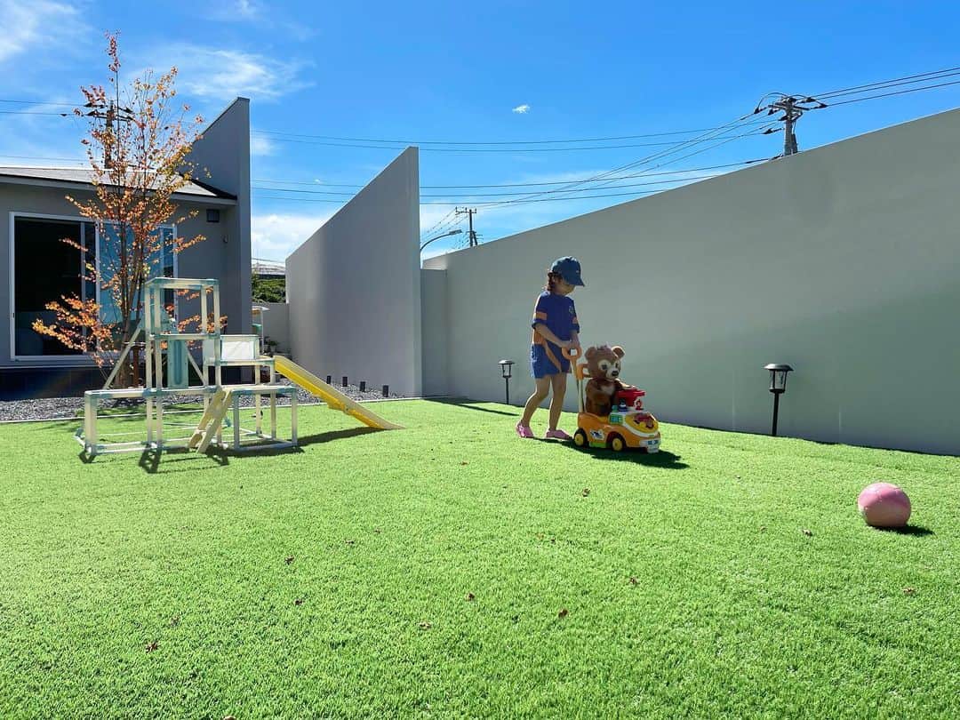 のインスタグラム：「. ホテル隔離が終わり残りの自主隔離はマイホームに帰ってきました🏠 . やっと帰ってこられた我が家。 実は1年前に夢のマイホームが完成していたのですが日本に戻れなかったので完成形は初めて見ました。 あぁ嬉しい！！！ . 色々な場所で生活できる暮らしも本当に楽しいし幸せですが、 必ず帰ってくる我が家があるのが嬉して嬉しくて(´°̥̥̥̥̥̥̥̥ω°̥̥̥̥̥̥̥̥｀) . ほんとにほんとに夫がこれまで頑張ってきてくれたおかげです。 . 離れている間は毎日両親が管理してくれていたり、すぐに住めるように色々と準備してくれていたので快適に過ごせています。 . とはいえ、 柏に居た時の荷物や、柏の家に入りきらなかったドイツに居た時の荷物などが引っ越しした時のまま大量に積み上げられているので片付けが大変😂 . タイからくる荷物の前に片付けようと朝から晩まで片付けの日々。 既に身体が痛いですが😇暮らしやすく整っていく我が家を見て楽しくてしょうがないです。 . やる事だらけで自主隔離期間にはピッタリの閉じこもり生活をしています📦 . ゆっくりと理想のマイホームを育てていこうと思います☺️🌿 . . #やっとこさ暮らせました #夢のマイホーム #私のこだわった場所はキッチンとお風呂と床」