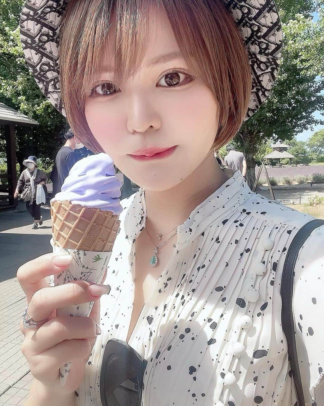 ななぴさんのインスタグラム写真 - (ななぴInstagram)「アイスがすぐ溶ける〜🍦  #dior #バケットハット　#スナイデル　#snidel #ワンピース　#北海道　#富良野　#富田ファーム　#ファーム富田　#ラベンダー畑」8月6日 12時24分 - __nanapgram__