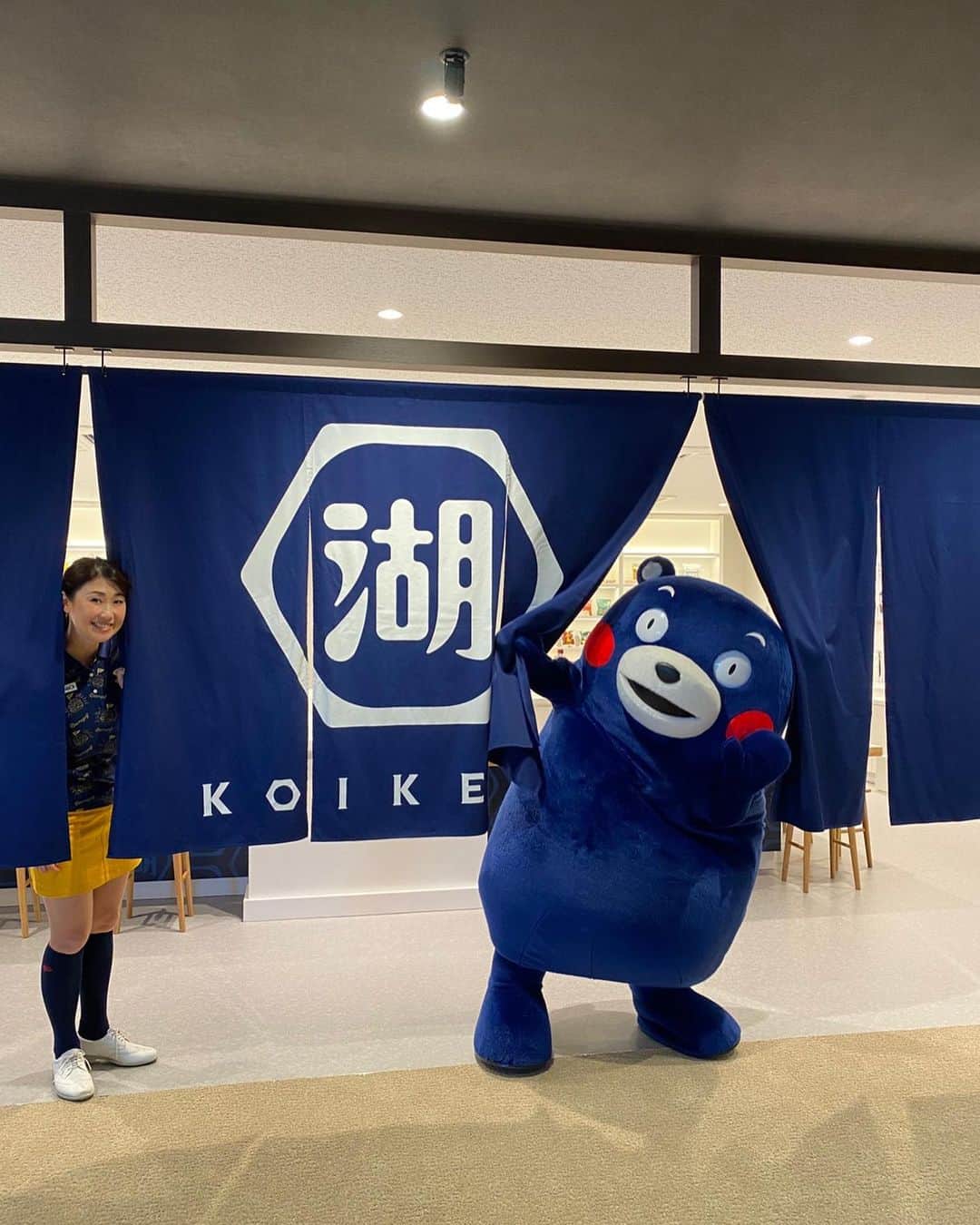 古閑美保のインスタグラム：「この度、湖池屋アンバサダーに就任させて戴きました！ 実家より10分の所に湖池屋九州阿蘇工場が出来、稼働記念発表会でした。 自分好みのポテチ作りを体験できるスペースもあり子供達も楽しめる場所となってます😊 #湖池屋 #くまもん」