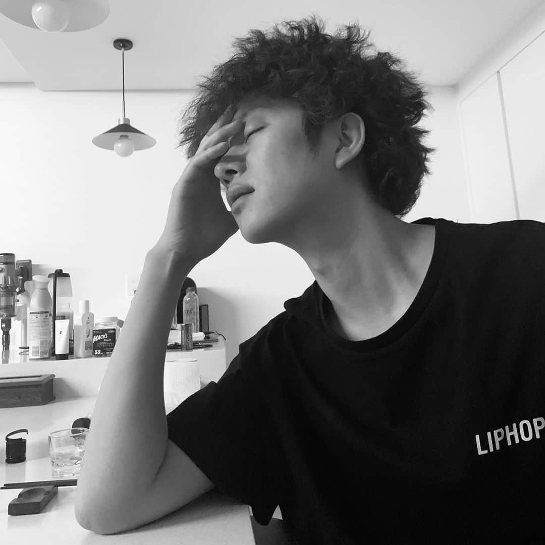 ヒチョルのインスタグラム：「사랑해~👨‍🦱👨‍🦱👨‍🦱👨‍🦱  내 머리가 마음에 든다면 🥦 마음에 들지 않는다면 🍒」