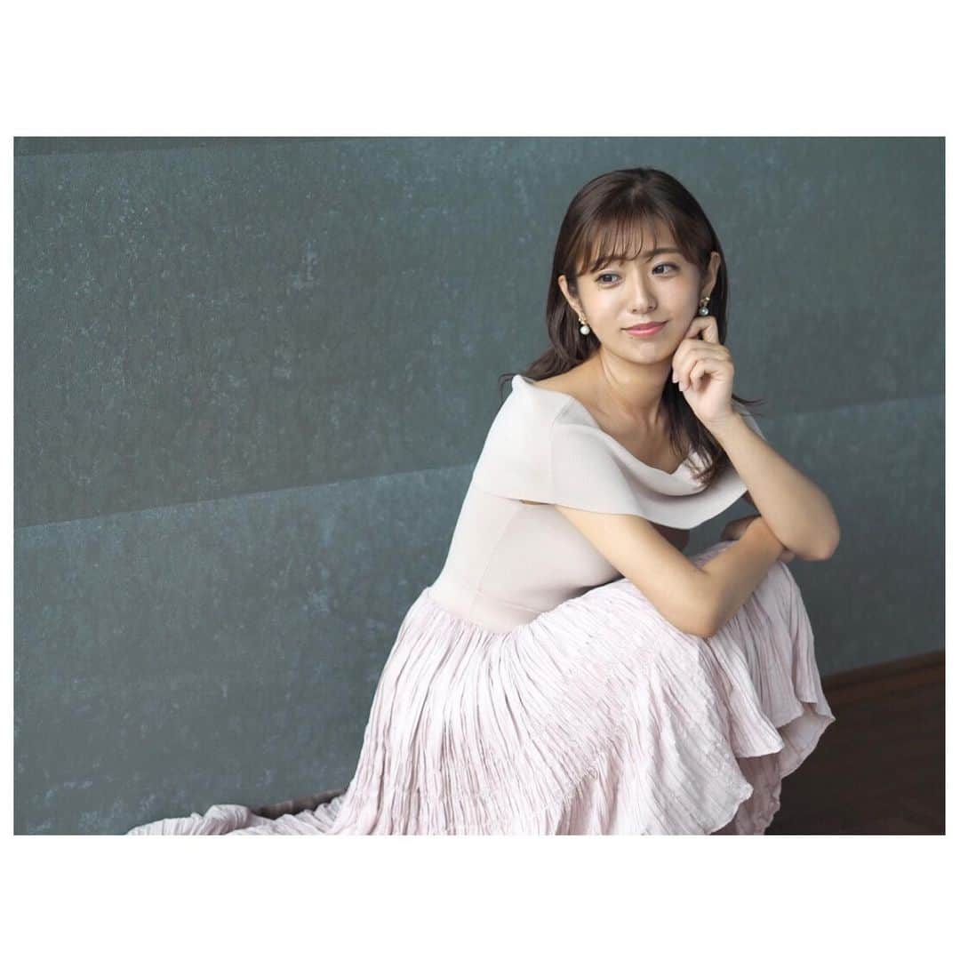 白戸ゆめのさんのインスタグラム写真 - (白戸ゆめのInstagram)「💗 . #FLASH オフショット第3弾🐥 . 皆さんたくさんのコメントや 買いました〜という報告ありがとうございます😭 白戸、感激です。本当に嬉しいです💕 . オフショルのピンクのワンピース👗 これが最初の撮影だったから 表情がだいぶかたくて緊張してます😂 裾の広がり方が綺麗すぎる、、、 . そして撮影では初めて風を浴びました🍃笑 髪の毛がなびいて 写真に臨場感が出てすごかった！ . #週刊誌 #週刊flash #グラビア #オフショット #ポートレート #撮影 #アナウンサー #オフショル #オフショルワンピ #japan #🇯🇵 #衣装 #コーデ #ootd #ドレス #fashion」8月6日 12時38分 - yumeno.s_