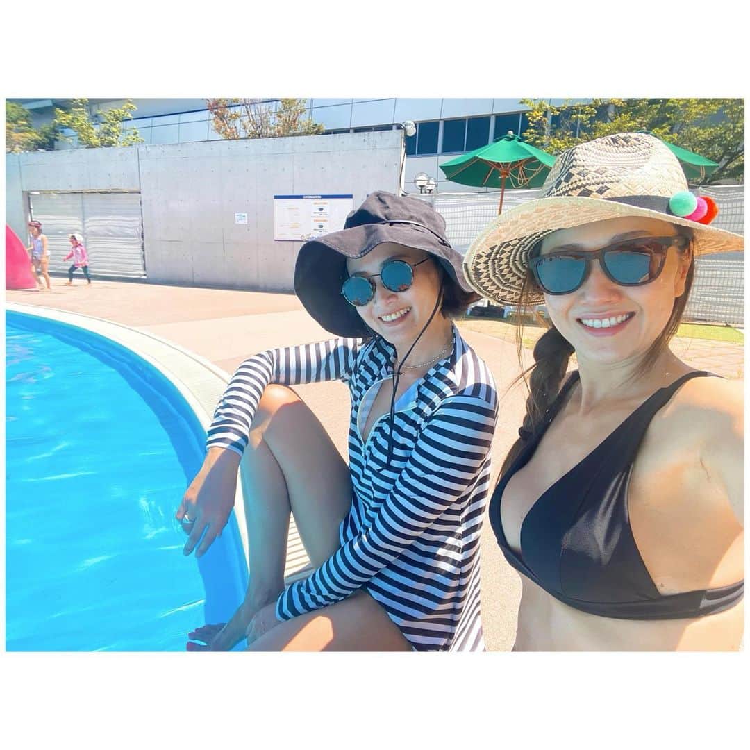 のインスタグラム：「毎夏恒例プールwith @fumika_maeda 🌻 神戸の夏の風物詩を今年も無事拝めましたw(2枚目) 引っ越したので夏限定だった風物詩を通年みれる環境となりました🤣 同い年の関西生まれ。 同じ血液型、同じ星座。 20代で出会ってお互い40代になり。 "何歳まで水着着てプール来れるんかな？" って会話しながらのプールが毎夏の楽しみだったあの"オモロいプールの人(私の周りからの印象はこれらしいww)でお馴染みのふみかには今回の引っ越しで色々ヘルプしてくれてかなり助けられました。 常にオモロいことしたろ精神の彼女といると人生笑ってたもん勝ちやなって思える。 これからもよろしくね♡ 今日21時くらいからゆるりとインスタライブやろうかなと思います。 今日は先日やった眉アートの話やメイクの話でもしようかな。 寝落ちしないように頑張ります😂 #summermemories #ilovesummer #bff」