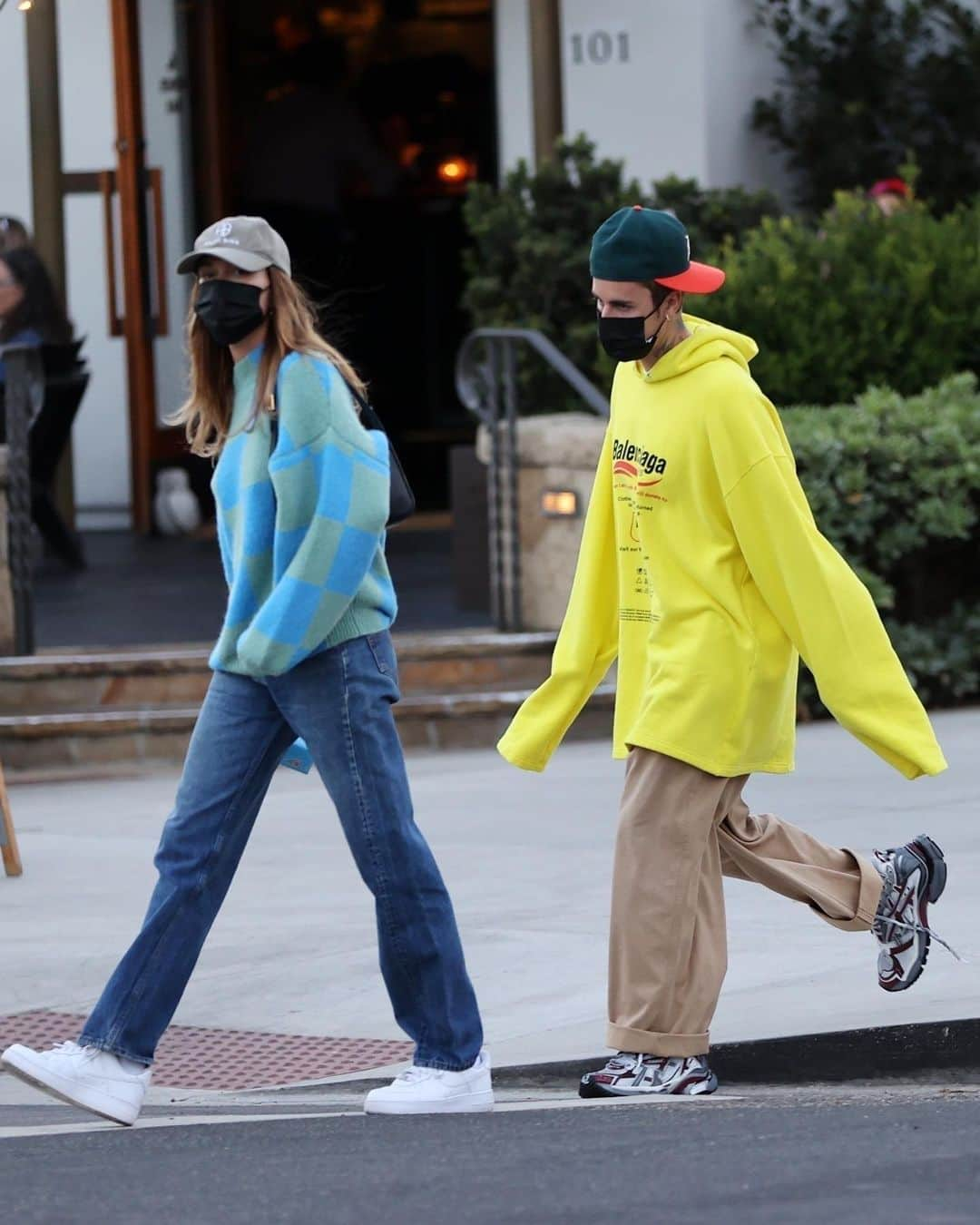 Just Jaredさんのインスタグラム写真 - (Just JaredInstagram)「@justinbieber and @haileybieber were spotted on a Wednesday night dinner date in Montecito. You can see more photos of the married couple on our site! #JustinBieber #HaileyBieber Photos: Backgrid」8月6日 7時32分 - justjared