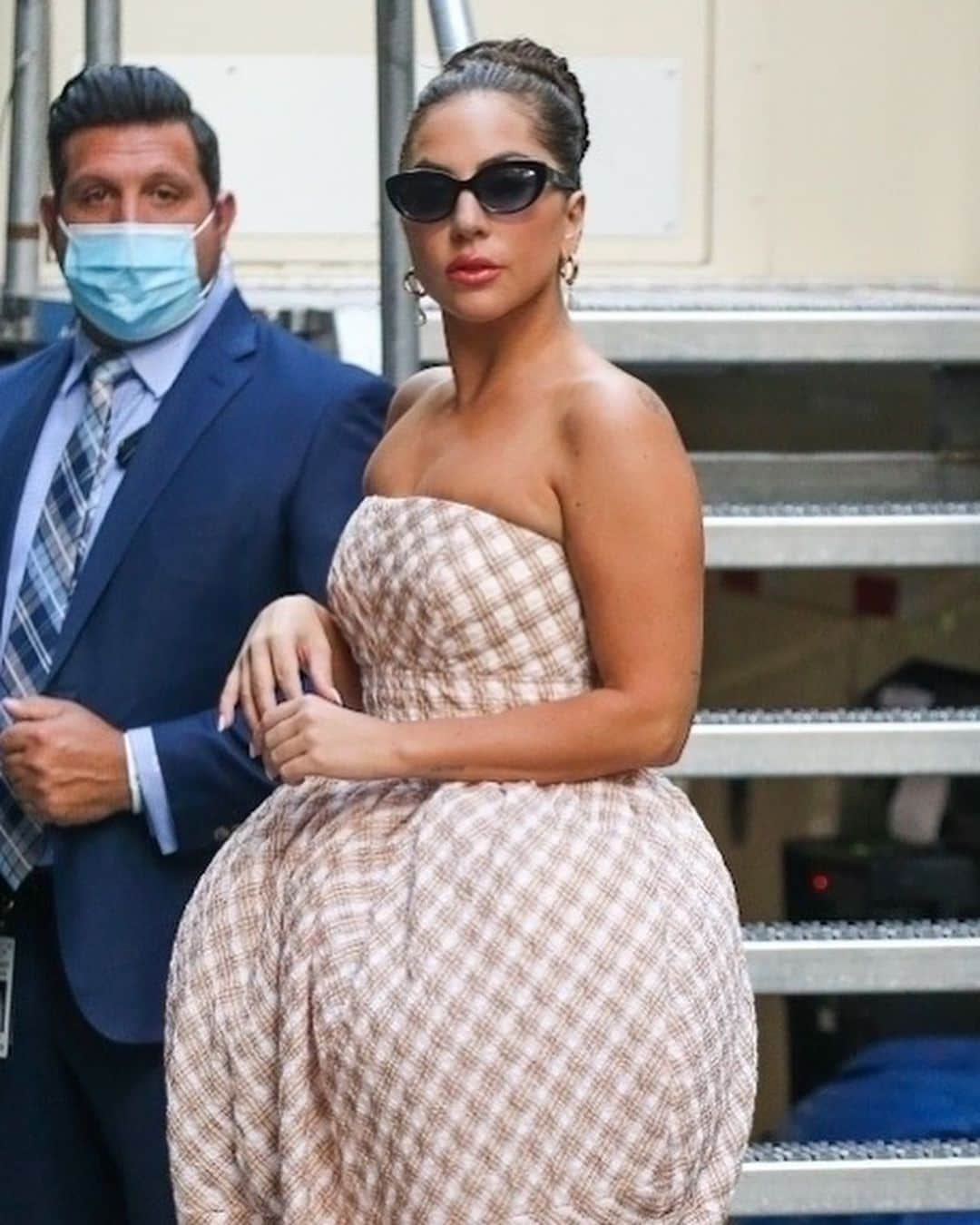 Just Jaredさんのインスタグラム写真 - (Just JaredInstagram)「@ladygaga looked so chic in @christopherjohnrogers while arriving for the second and final “One Last Time” concert with @itstonybennett  #LadyGaga #ChristopherJohnRogers Photos: Backgrid」8月6日 8時26分 - justjared