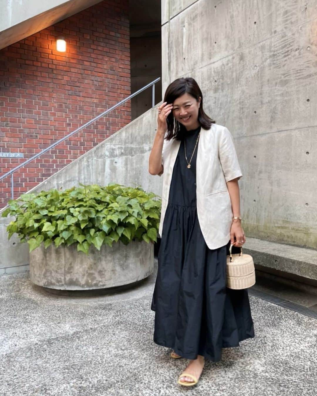 urakoのインスタグラム：「. 軽くてストレス無く着れて お手入れも楽ちんなので　 暑くなってきてまた着る頻度増してる メモリーロングドレス🖤 . . 内覧会へお邪魔させていただいた時は リネンジャケットを合わせて。 . 子供たちと遊ぶ時は キャップと合わせたりと 色んなシーンに合わせて着回せて かなり優秀🥺🌿 . . 来週10日にまた人気のitem入荷しますよ✔︎ . . #machatt #yon_jewelry  #manimaris  #manoloblahnik」