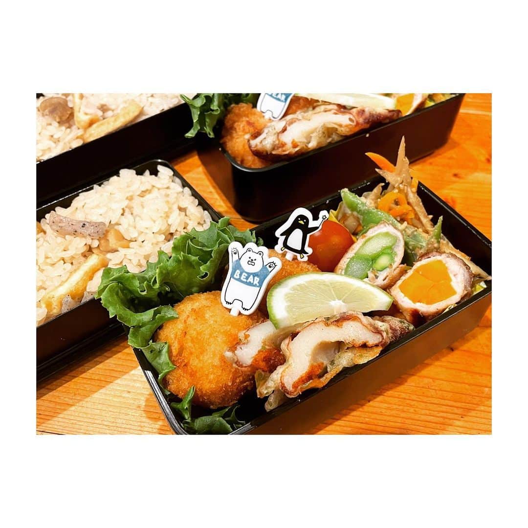のインスタグラム：「今日は ふたごの弁当当番。  つくっていたら ぜんぶ茶色になったから あわてて  クマとペンギンを刺して 元気出しました。  包み係の ママから 蓋が閉まらないという クレームがありましたが  その類のクレームは 特に受け付けていません。」