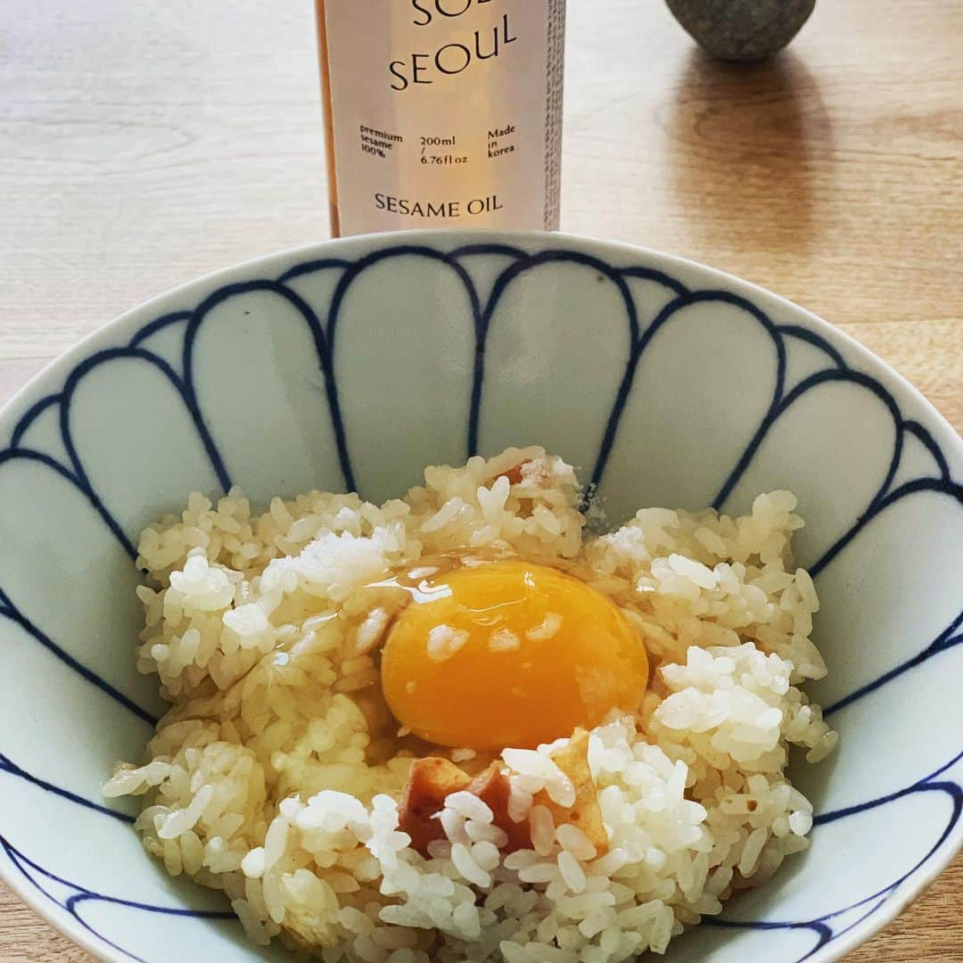 松居直美さんのインスタグラム写真 - (松居直美Instagram)「今朝は卵かけご飯でした。出汁と梅干しを入れて炊いたご飯に、卵と塩と胡麻油をかけて食べました。ハナちゃんは元気に毛繕いです♪#ハナちゃん ＃14歳#solsolseoul」8月6日 9時18分 - naomimatsui.official