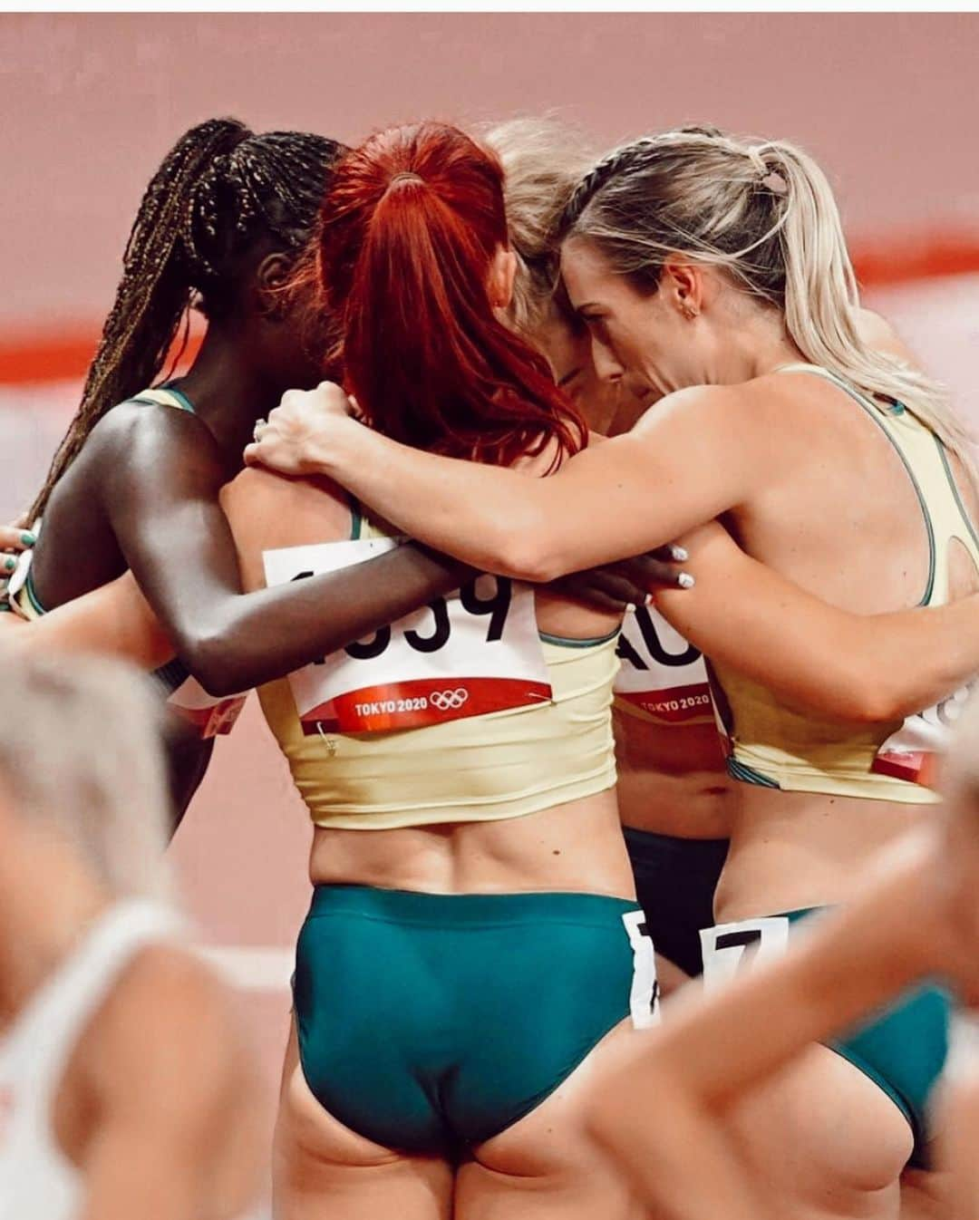 Ellie BEERさんのインスタグラム写真 - (Ellie BEERInstagram)「we are olympians.  getting to share this moment beside these girls was a blessing & couldn’t be anymore grateful for the experience. we ran amazing , the girls support across these weeks will be cherished forever, as well as the rest of the 400m girls back home. you were all out on the track with me. thank you.   couldn’t be anymore thankful for the huge amount of support back home. I appreciate every message, absolutely just love it. a special mention goes to my beautiful parents and coach, robbo. you believed in my dream when I was 12 & you made it come true. the times when I didn’t think I could do it , you were right their inspiring me to keep going & to truely believe in myself. thank you.   this has definitely inspired me to keep chasing more dreams & moments like these again with my beautiful squad & support crew back home. can’t wait to see you.   we did it & we are going to do it again.  #tokyo2020 #olympics #tokyotogether @ang_blackburn @annelieserubie @_bendere @kendra_hubbard @sarah_carli @athleticsaustralia   💛💚」8月6日 9時24分 - elbellbeer