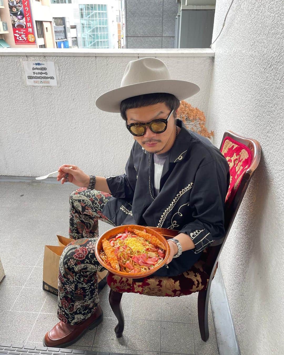 庄村聡泰のインスタグラム：「名古屋の思い出を振り返ろう  #あんスパ 元祖の #ヨコイ さんにて #ミラカン オニオン抜き海老フライ乗せを頂き、お腹いっぱいになりましたと言う合図  #サトヤスタイリング 靴と銀と食以外 @snack.ngl」