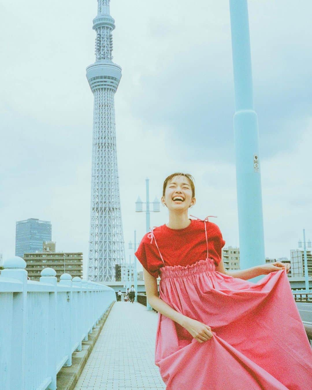 佐藤栞里さんのインスタグラム写真 - (佐藤栞里Instagram)「. MORE9月号。 手に取っていただき 読んでいただきありがとうございます☺︎ 「佐藤栞里 らしさのカタチ」というページの最後に 長すぎるエピローグがあるのですが、 実はそこに載るはずだったけど とってもお気に入りだったけど 惜しくも誌面には入りきらなかった 幻のカットを🤲 赤とピンクのお洋服、 なんだかきゅんとしたなあ☺️🦩」8月6日 22時01分 - satoshiori727