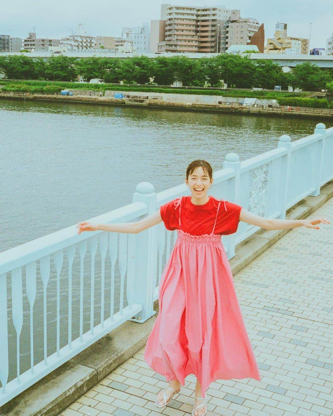 佐藤栞里さんのインスタグラム写真 - (佐藤栞里Instagram)「. MORE9月号。 手に取っていただき 読んでいただきありがとうございます☺︎ 「佐藤栞里 らしさのカタチ」というページの最後に 長すぎるエピローグがあるのですが、 実はそこに載るはずだったけど とってもお気に入りだったけど 惜しくも誌面には入りきらなかった 幻のカットを🤲 赤とピンクのお洋服、 なんだかきゅんとしたなあ☺️🦩」8月6日 22時01分 - satoshiori727