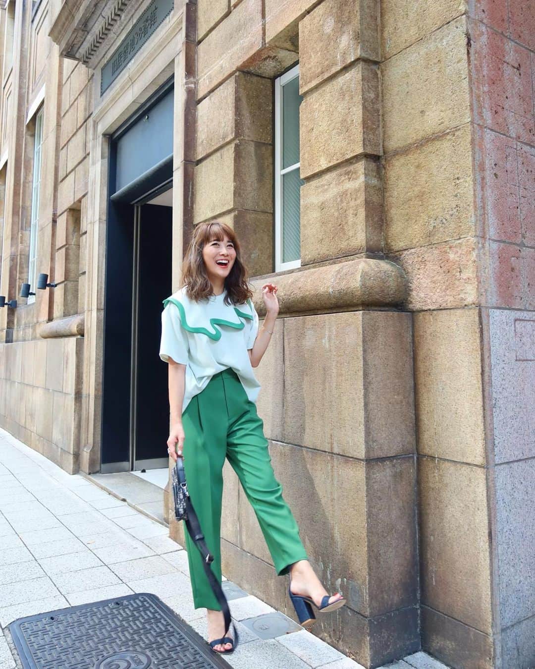 Mai Wakimizuのインスタグラム：「緑子ちゃんと呼ばれたgreenな日♡今年は断然カラー合わせが可愛い！本当はbagもgreenにしようと思ったけどさすがに止められた♡笑 ピエロトップスは厚手のカットソー素材なのでこれから秋にかけてにぴったりなんです♡新色を楽しみにして下さってる方が本当に多く、やっとやっとの発売です＼(^o^)／パンツも今年らしく太めのシルエット。blackもあります♡ #wakkinstyle#ootd#coordinate#ママコーデ tops:#linkable @linkable_official(来週12日発売予定) pants:#linkable @linkable_official(今月19日発売予定) bag:#dior shoes:#gianvittorossi」