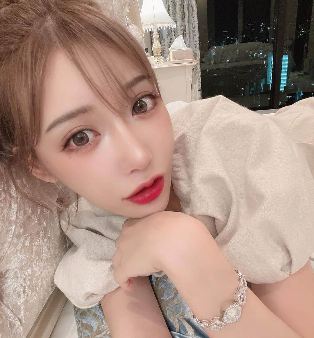 明日花キララのインスタグラム：「このお写真のカラコン何使ってますかという質問がたくさんきていましたが、こちらはFlurryの褒められパンダを着用しています🐼  @flurry.contact はただ今ネット販売とドン・キホーテさんの池袋東口駅前店、渋谷本店で販売していますが..こちらがなんと！ 大好評につき！！ 販路店舗がたっくさん増えるそうです！！！👏🏻❤︎ 9月から全国のドン・キホーテさん約100店舗以上の順次導入が決まりました🥺嬉しい！！！  今月8月限定でWeb販売では3箱まとめて3,000円のお得過ぎるキャンペーンを1か月だけやってまーす！ ずっと売り切れ中でしたが、たくさん作ってもらったのでこの機会にぜひぜひお買い求めください🤓🎀」