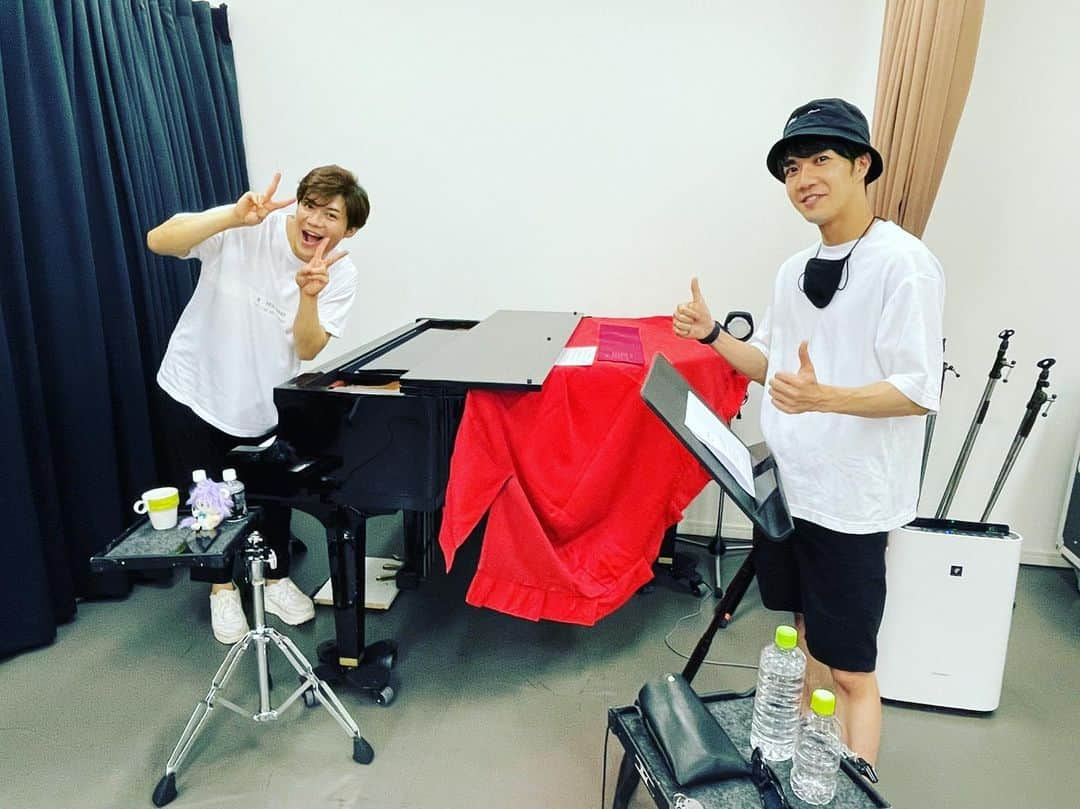 中澤卓也さんのインスタグラム写真 - (中澤卓也Instagram)「8/14(土)は「USEN唄小屋Vol.4」の生配信イベントに出演🤟✨ 今日はそのリハーサルへ、、、レオンと一緒に🎤 ここにパク・ジュニョンさんが加わって、生配信をお届けします！ お楽しみに〜🤤  #リハーサル #usen #usen唄小屋 #生配信イベント #パクジュニョン さん #新浜レオン #約束 #中澤卓也」8月6日 21時12分 - takuya_nakazawa.118