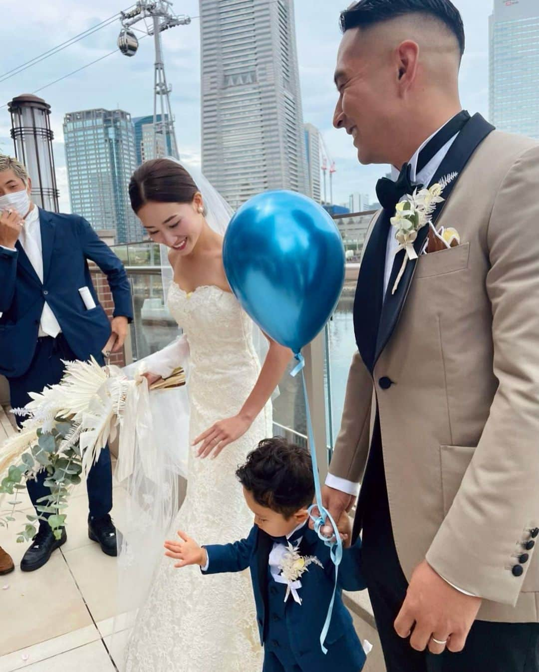 Ayaさんのインスタグラム写真 - (AyaInstagram)「weddingparty💒👨‍👩‍👦💍  この日からもう1週間経ったなんて💦 二次会は急遽無しになって落ち込んだけど、 当日はたくさんの人に祝福してもらえて ほんまに幸せな一日でした🥺💕 あっという間に終わってしまった😂  みんな改めてありがとうね〜！🙇‍♀️❤️ 動画は思い出としてハイライトに✨  #thankyou #結婚式 #家族婚  #みんな送ってくれた #写真選びきれない #とりあえず10枚😘」8月6日 21時14分 - aya__fit