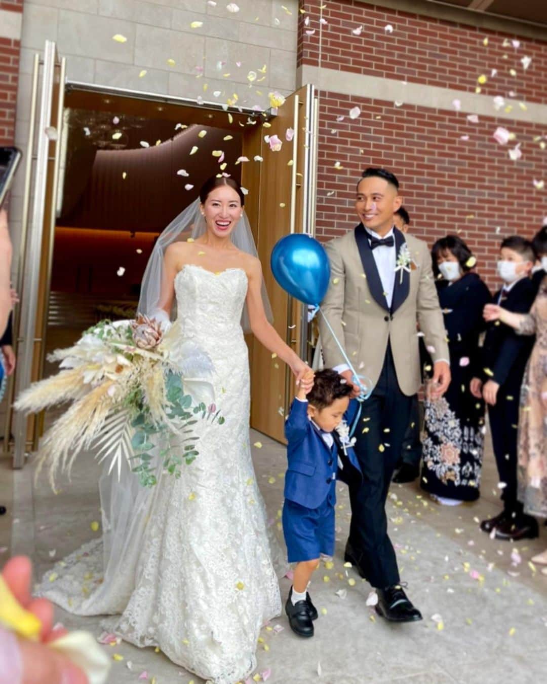 のインスタグラム：「weddingparty💒👨‍👩‍👦💍  この日からもう1週間経ったなんて💦 二次会は急遽無しになって落ち込んだけど、 当日はたくさんの人に祝福してもらえて ほんまに幸せな一日でした🥺💕 あっという間に終わってしまった😂  みんな改めてありがとうね〜！🙇‍♀️❤️ 動画は思い出としてハイライトに✨  #thankyou #結婚式 #家族婚  #みんな送ってくれた #写真選びきれない #とりあえず10枚😘」
