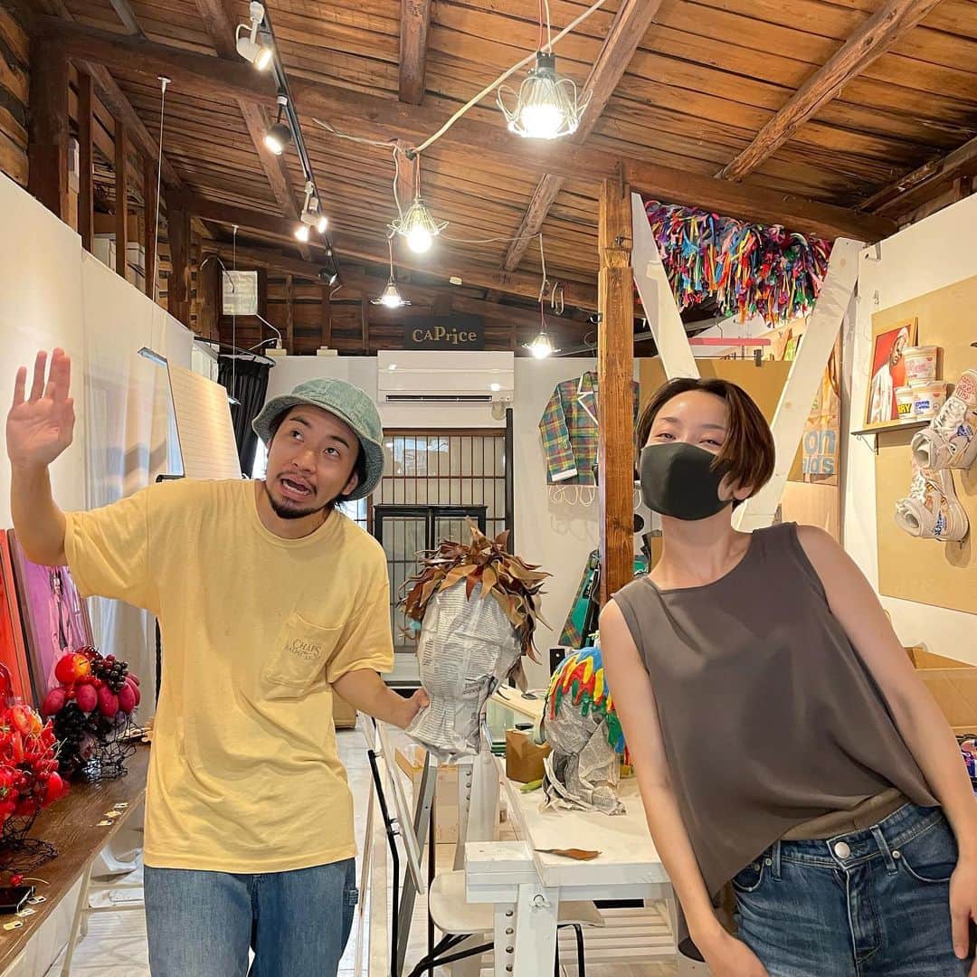 佐々木あさひのインスタグラム：「明日から始まる弟の個展の手伝いに行ってきました🏡 最後まで立ち会えていないけど、彼の普段の部屋がまんま移動した感じでアットホーム感とクレイジーさが良い感じになっています🤪 2日間限定ですので、今週末ぜひ彼の家へふらーっと遊びに行ってあげてくださいね✨✨  オリジナルTシャツの販売や、来てくださった方へ母手作りのミニパンのプレゼントもあるらしい🤣🍞（数に限りあり）  ◾️開催日時 : 2021年8月７日〜8日の2日間 12時〜18時予定  ◾️開催場所 :  中目黒駅から徒歩1分  "gallery BLANC"  @gallery_blanc  東京都目黒区上目黒1-7-7  #奇人変人写真展 #cosgrapher #hiromunieru #中目黒 #galleryblanc」