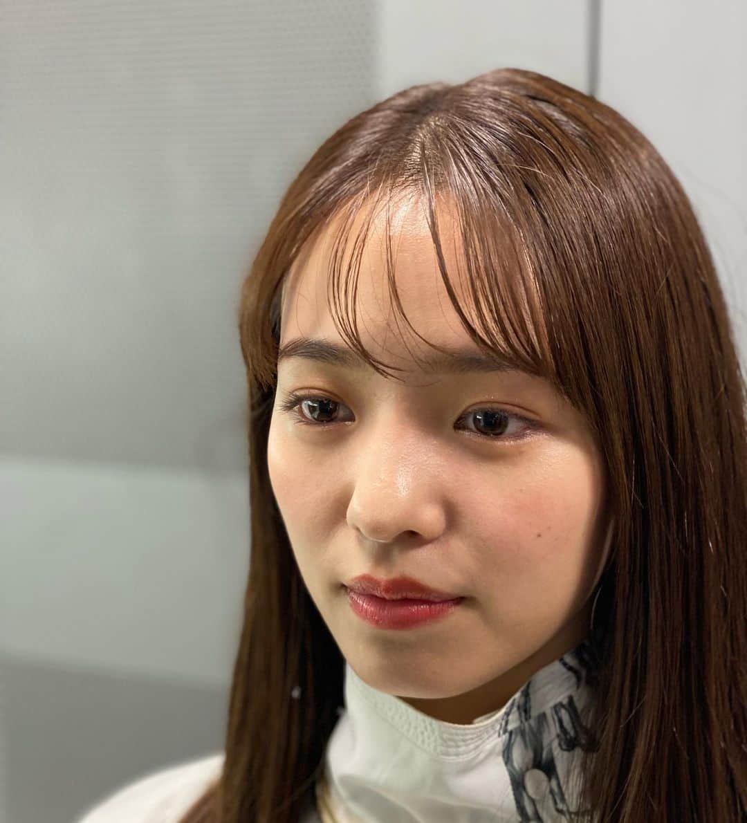 のインスタグラム：「横田真悠さん  #テレワーク中とんでもない睡魔に襲われている社員  #初デートで気合入れてロングブーツ履いてきたのに案内された席が座敷  #きっとお似合いですよぉと棒読みで言いながら試着室の外で待つショップ店員  #お兄ちゃん電話やでとなぜかキレ気味で伝えてくる友達の妹  #どうせ飼ってもらえないと悟っている六本木ペットショップのチワワ  真悠ちゃんまたラヴィット！遊びにきてね！」