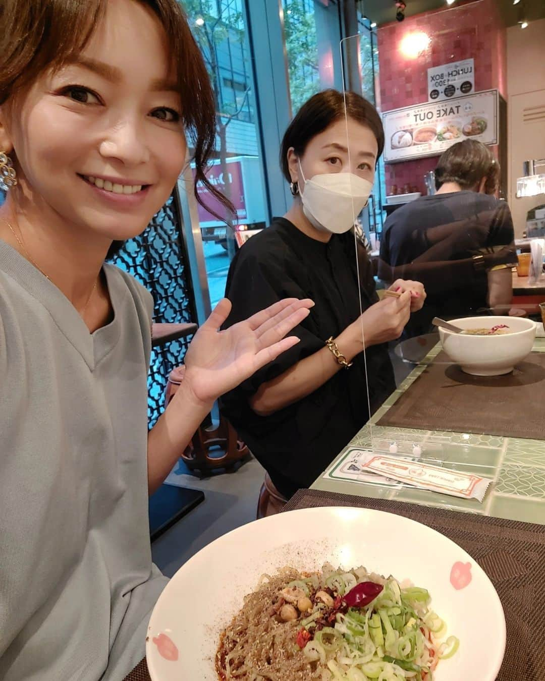 佐藤純さんのインスタグラム写真 - (佐藤純Instagram)「今日は、事務所で打合せ。  15時半にやっとお昼ご飯～🍜  マネージャーとランチは麺の率高い😁💕  しかも、唇ビリビリ辛いやつ‼️  あ、火傷…きれいに瘡蓋とれましたー✌️  #打合せ #ランチ #麺 #ママ #ママモデル #モデル #mama #mamamodel #model」8月6日 21時45分 - junsatoidea