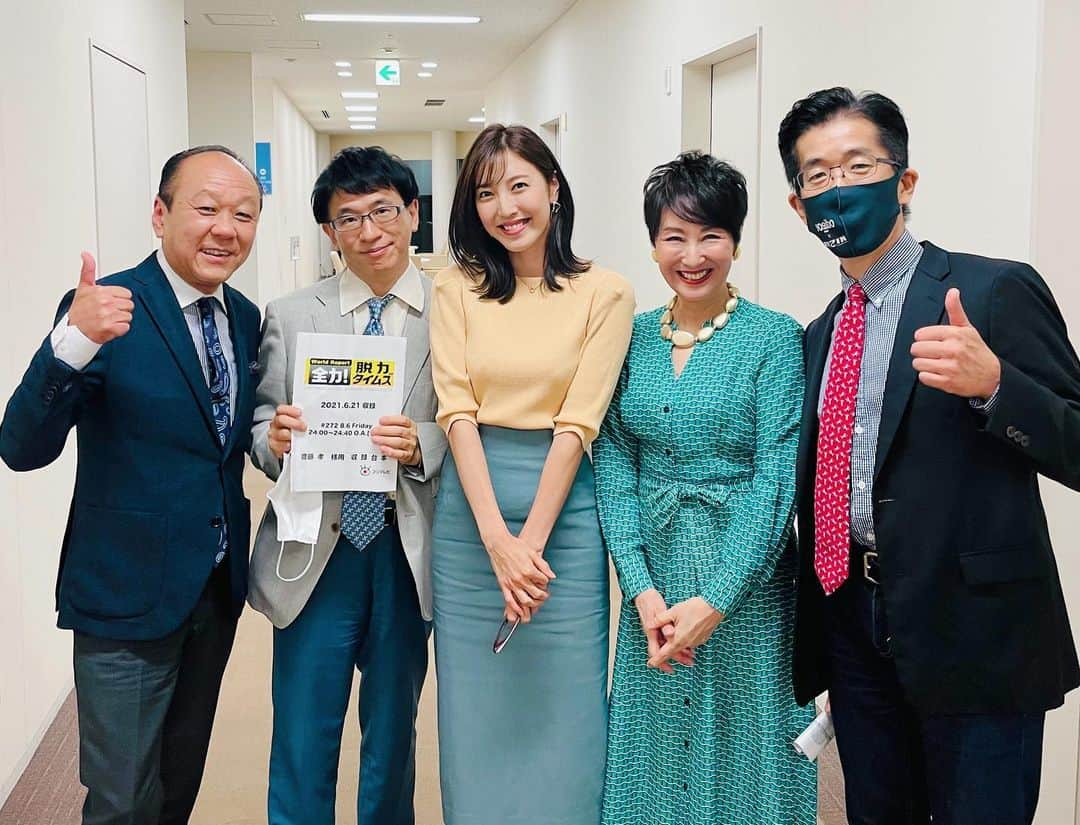 小澤陽子さんのインスタグラム写真 - (小澤陽子Instagram)「𝚊𝚝 𝚠𝚘𝚛𝚔☻  アリタキャスター率いる、 仲良し！『脱力劇団』👓🌏  はぁあ…この皆さんに囲まれると、 なんだか落ち着くようになりました、、🥺💫  バラエティに富んだ、愉快な仲間たち🌈 みなさん、本業がすごい人たちなんですよね…🤫笑 すごくすごく光栄です☺️🌸  今夜の 全力！脱力タイムズ は…🌃🥴🙄🤑  オリンピックも様々なシーンで 心を動かしてくれますが… 私たちも、違った形で笑顔を届けます！🥸  #home❤︎ #全力脱力タイムズ #脱力劇団 #愉快な仲間たち  #本日の髪型と衣装🌸 #脱力解説員 #アリタキャスター #岸先生 #吉川先生 #齋藤先生 #出口先生 #五箇先生 も🦠」8月6日 21時47分 - yoko.ozawa729