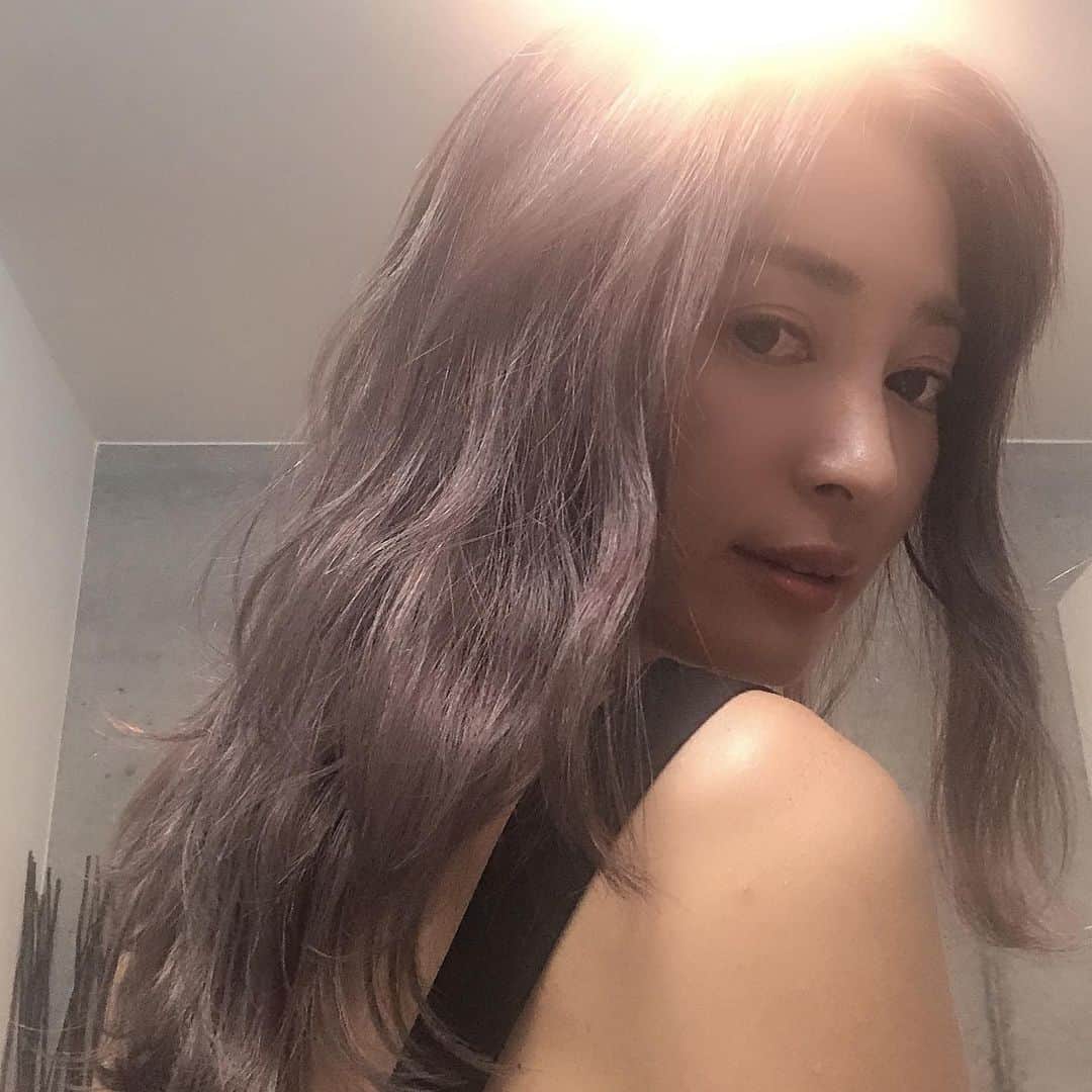 新山千春さんのインスタグラム写真 - (新山千春Instagram)「夏限定で カラーを変えました🙌🏾✨  #ブリーチカラー  #haircolor #pinkgold #pinkhair  #ピンクベージュ  #パープルグレー #新山千春」8月6日 21時50分 - chiharuuu_0114