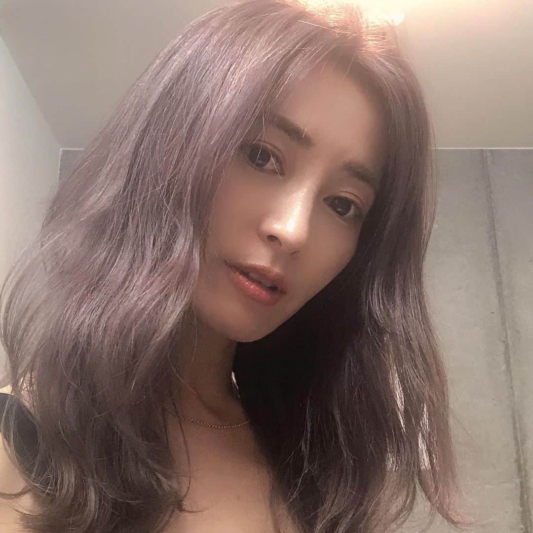 新山千春さんのインスタグラム写真 - (新山千春Instagram)「夏限定で カラーを変えました🙌🏾✨  #ブリーチカラー  #haircolor #pinkgold #pinkhair  #ピンクベージュ  #パープルグレー #新山千春」8月6日 21時50分 - chiharuuu_0114