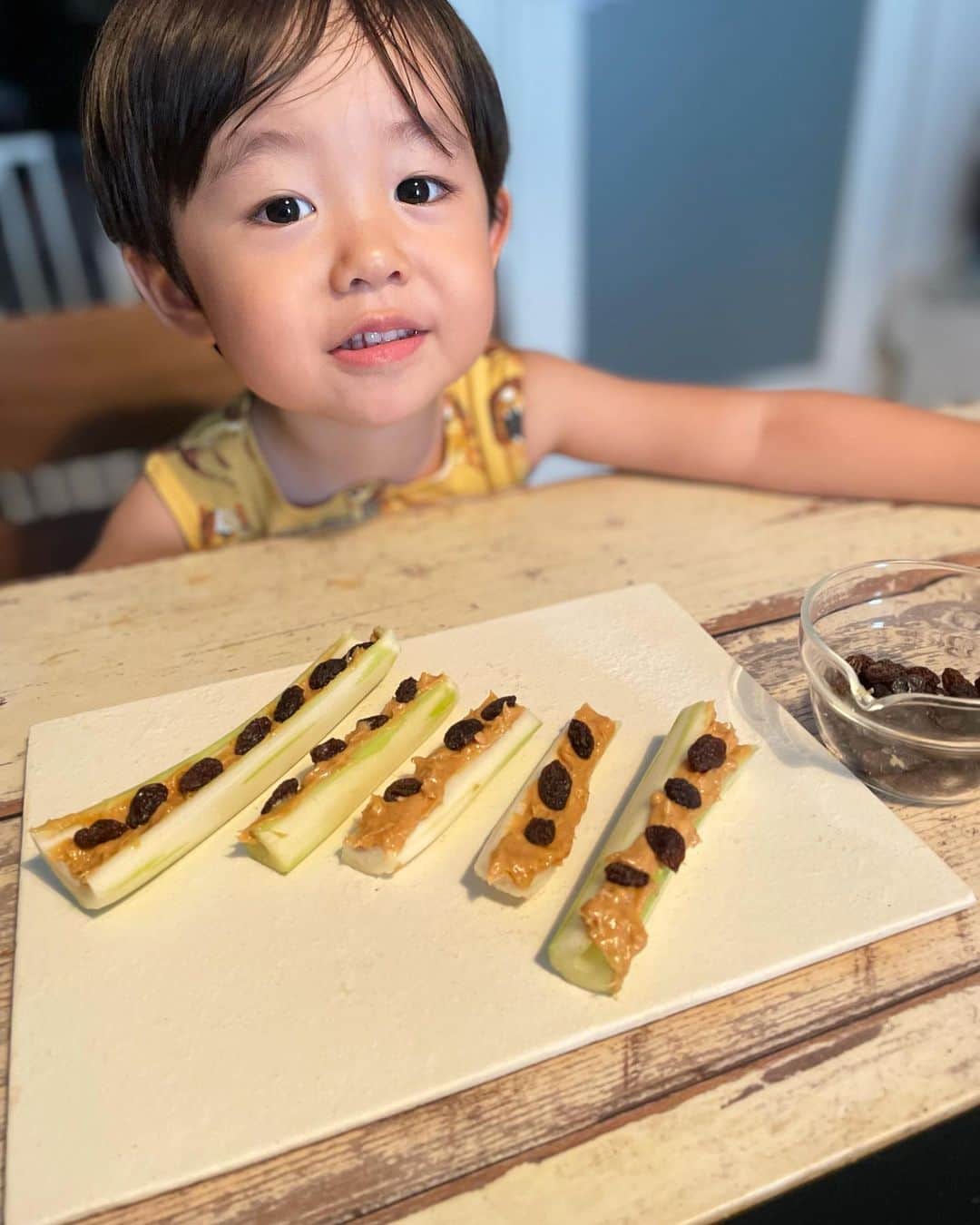 佐倉真衣さんのインスタグラム写真 - (佐倉真衣Instagram)「丸太のありさん🐜 . 知ってますか？ 米系アニメ観てるとよく出てくる、 アメリカの子どもが大好きらしいおやつ。 セロリの隙間にピーナッツバターを塗ってレーズンを乗せたものです。 . いやいや絶対美味しくないだろ、アメリカ人の味覚どうなってんねん！←炎上 と思っていたのですが、 息子が食べてみたいと言うので渋々チャレンジ。 . . 結果、美味しかったー🥰 好みはあるかと思いますが、生のセロリをばくばく食べてる息子の姿にびっくり！ 自分で作ったし余計に美味しいね♡ また作ろう！！ . 騙されたと思って作ってみてね😃 #丸太のありさん #男の子ママ #親子クッキング #おやつ作り #アレルギーの方はお気をつけて」8月6日 21時54分 - maitanaka20
