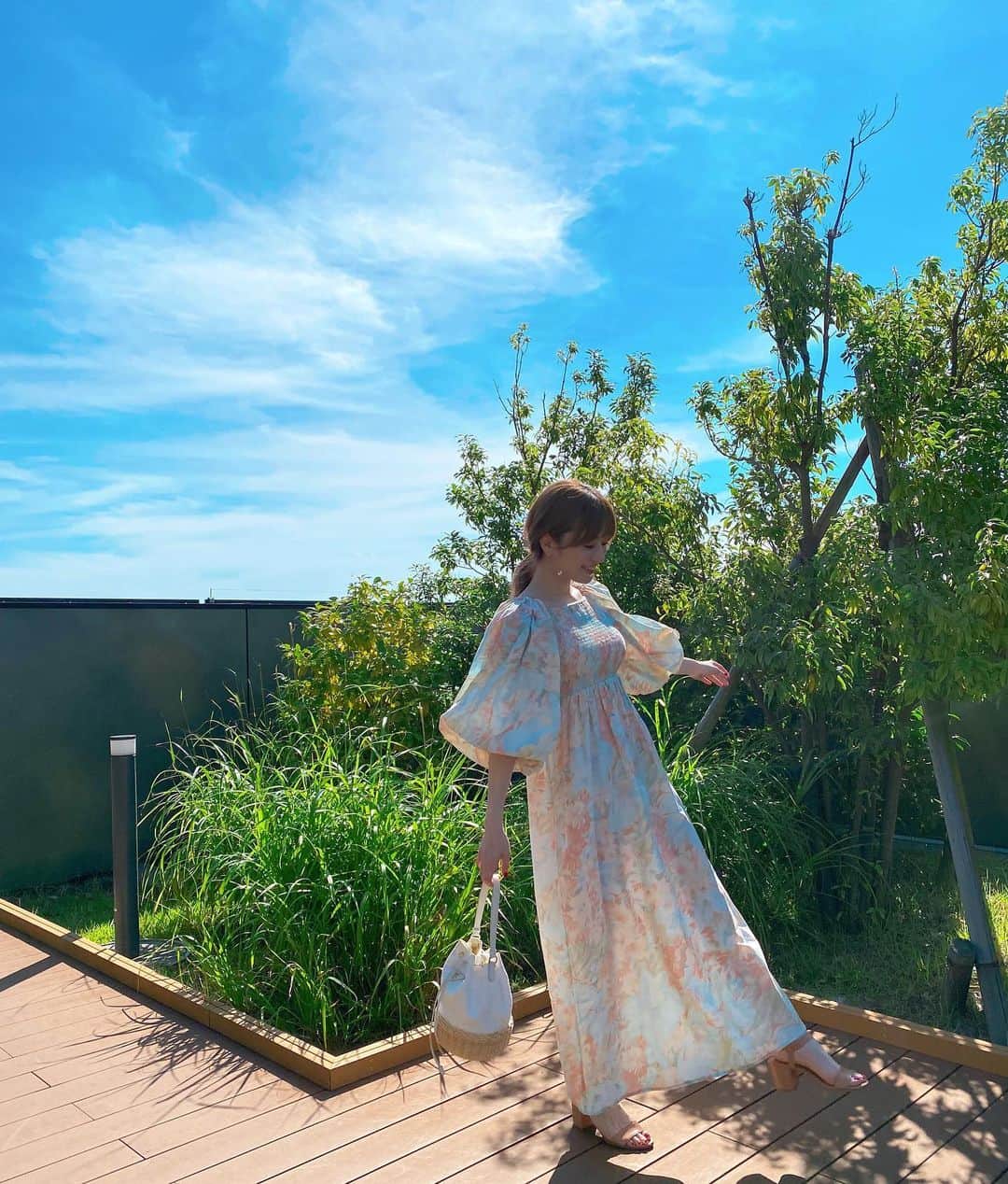 黒坂優香子さんのインスタグラム写真 - (黒坂優香子Instagram)「🌻☁️  空が青くて 夏ー！！って感じの雲で 好きな子達にも会えて るんっとした日♡  お洋服はしばさきコラボのワンピース♡ 可愛くてるんっときゅんっとした♡ @shibasaaki  @mikke.official   オリンピックを観ていると 本当にかっこよくて、かっこよくて。 オリンピックに辿り着くまでの苦労や努力を考えただけて涙が出る…。 本当にすごいなぁ。  きっとこのオリンピックをきっかけに 夢を抱く子達もたくさんいるんだろうなぁ。　素敵だなぁ🥰✨  #ootd #ゆかこーで #fashion  #prada #mikke #jourdemuguet」8月6日 21時55分 - yukakokurosaka0606