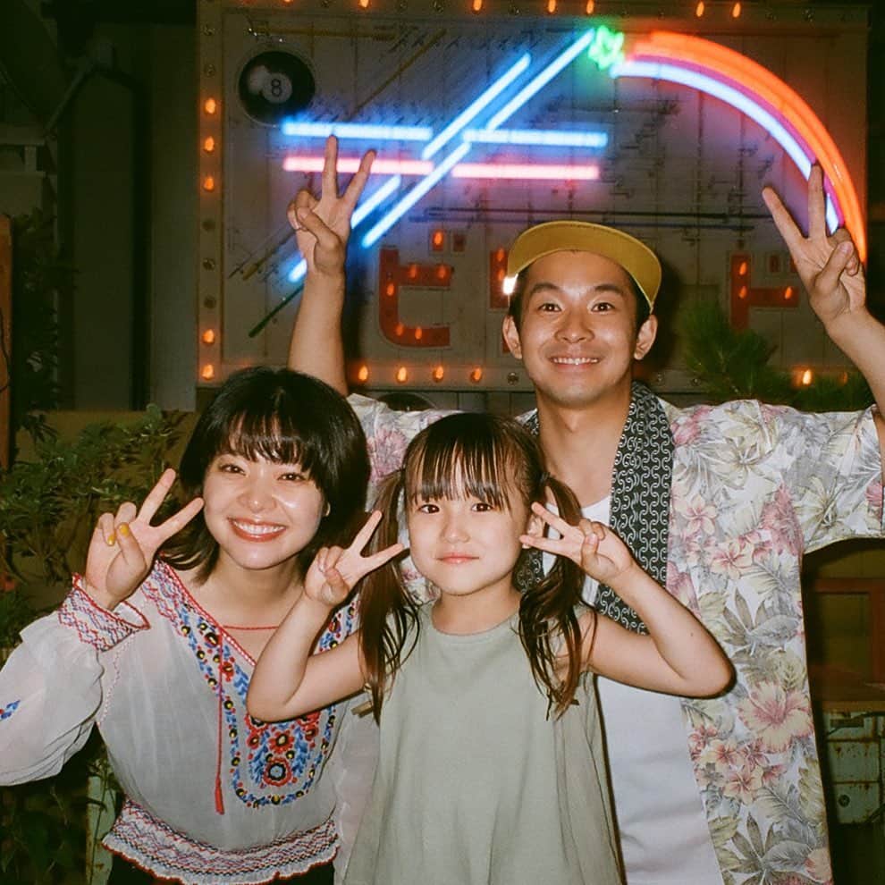 岸井ゆきののインスタグラム：「ドラマ　#家族募集します 今夜の放送はおやすみです🌕 屋上で撮っためずらしいスリーショット☺️📸 いよいよ来週は第3話！ わくわく！！  #家族募集します #仲野太賀 #宮崎莉里沙 #岸井ゆきの」