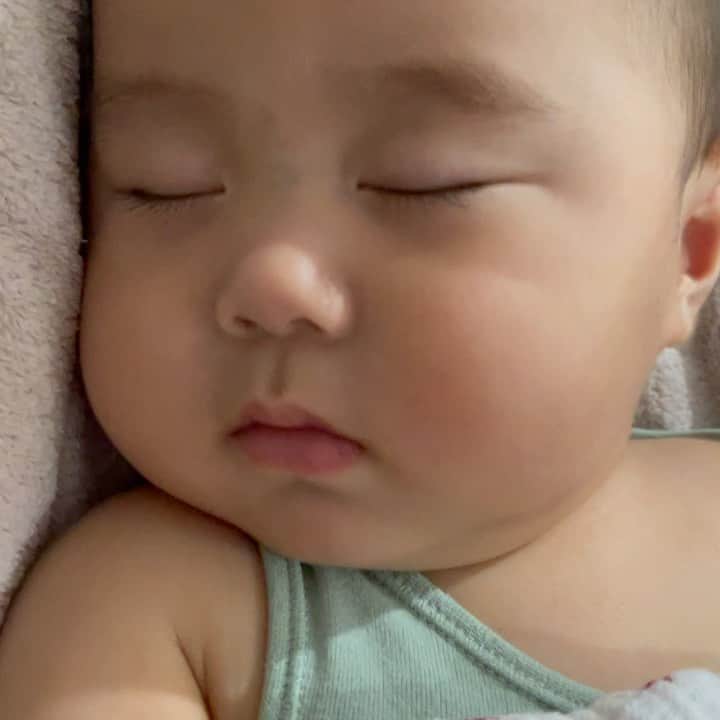 のインスタグラム：「#親バカ　ムチムチがたまりません！おくちもたまりません！むぎゅーってしたいけどせっかく寝たので動画で我慢っ😤 暑いので皆さん水分補給忘れずにね!」
