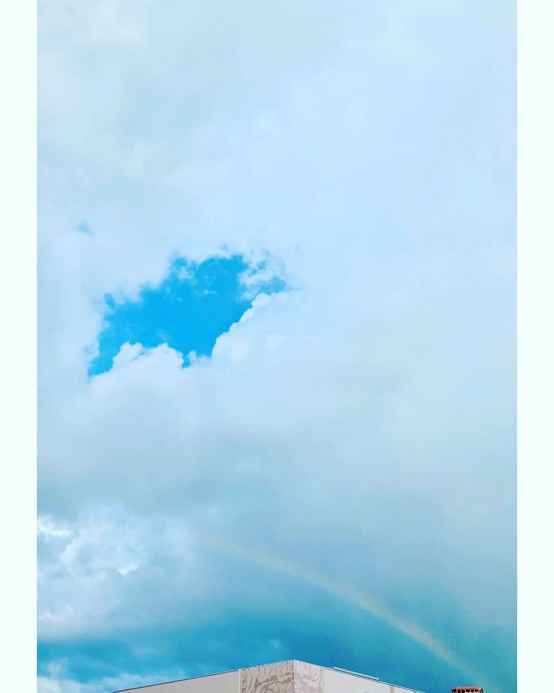 立花麻理のインスタグラム：「・ ・  ✴︎ 🌈 ✴︎  ・  心にも虹をかけよう🌈💓✨  ・ ・ ・  #虹 #空 #rainbow」