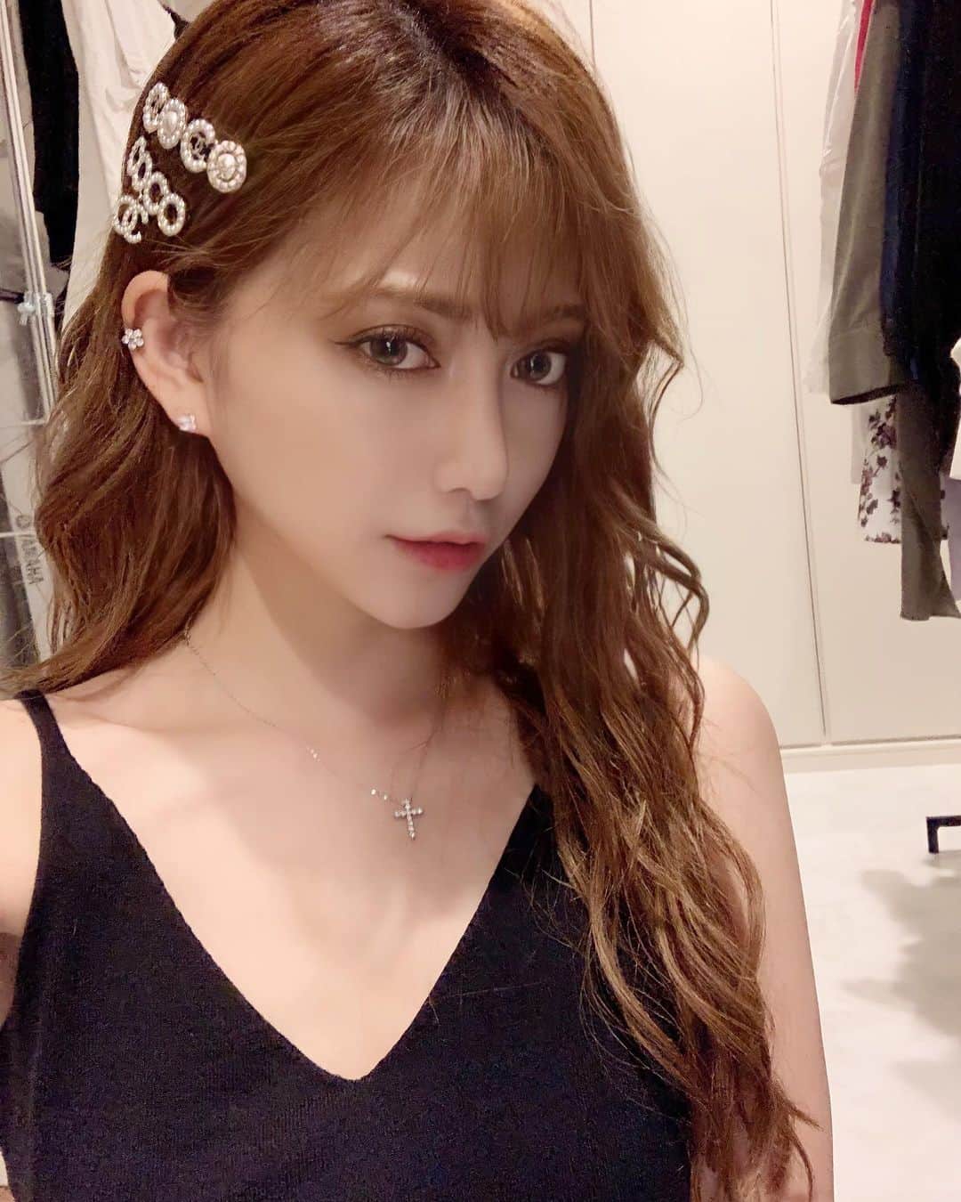 加賀美早紀のインスタグラム：「メイク上手くいった💓 顔周り出してるのが好きだなあ 早よ髪伸びろーーーーーーぃ  #make #カラコン #美容」