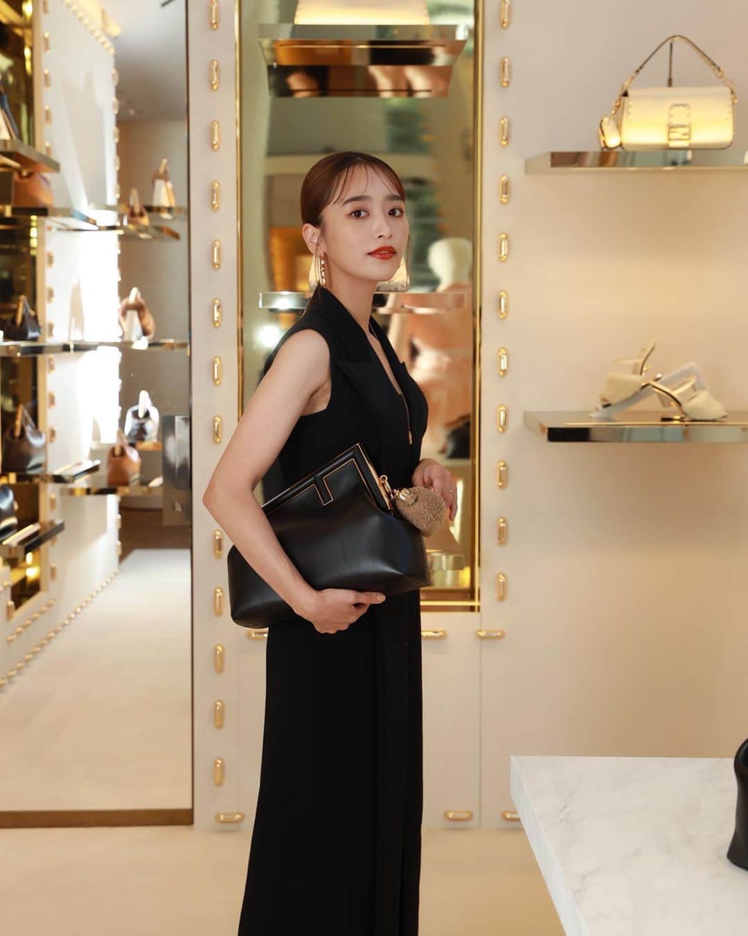 近藤千尋のインスタグラム：「大好きなFENDI🤍🤍🤍 新作を持って 撮影しました💞📸  目の保養…あぁ可愛い☺️ 内観も素敵でした🤍 まだまだ夏ですが、、☀️ FWも素敵でワクワクしました💗 @fendi @mrkimjones @silviaventurinifendi #Fendi #FendiFW21 #FendiFirst」
