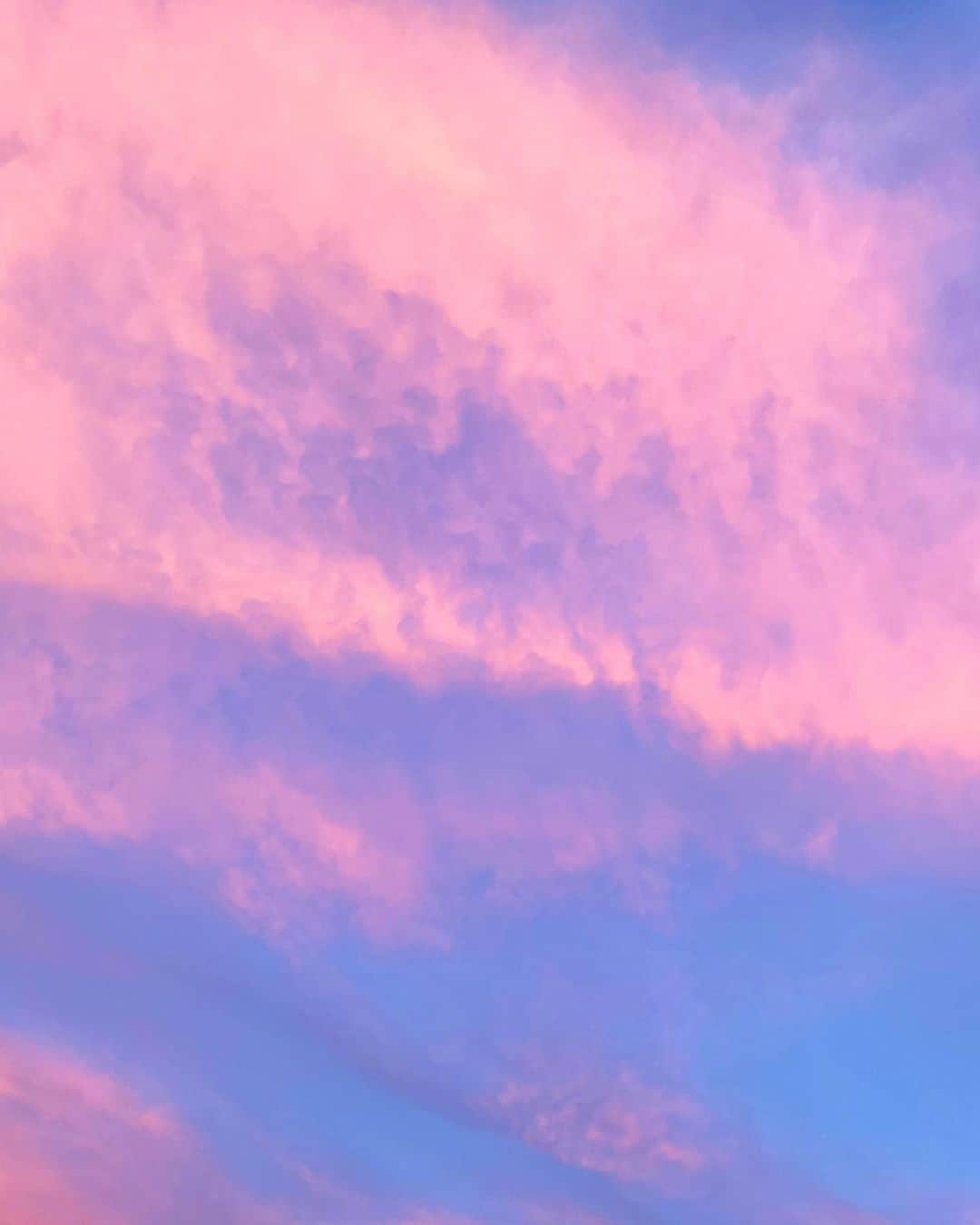 桃華絵里さんのインスタグラム写真 - (桃華絵里Instagram)「昨日のsunset🦄 🍬  そろそろ息子 17歳の誕生日  空を見て 色々 想う💓  子供の成長＝私の1番の幸せ  よし！ 明日もがんばろう😊  #sunset #sky #pink #home  #おうち時間  #宝物」8月6日 14時04分 - _momoka828_