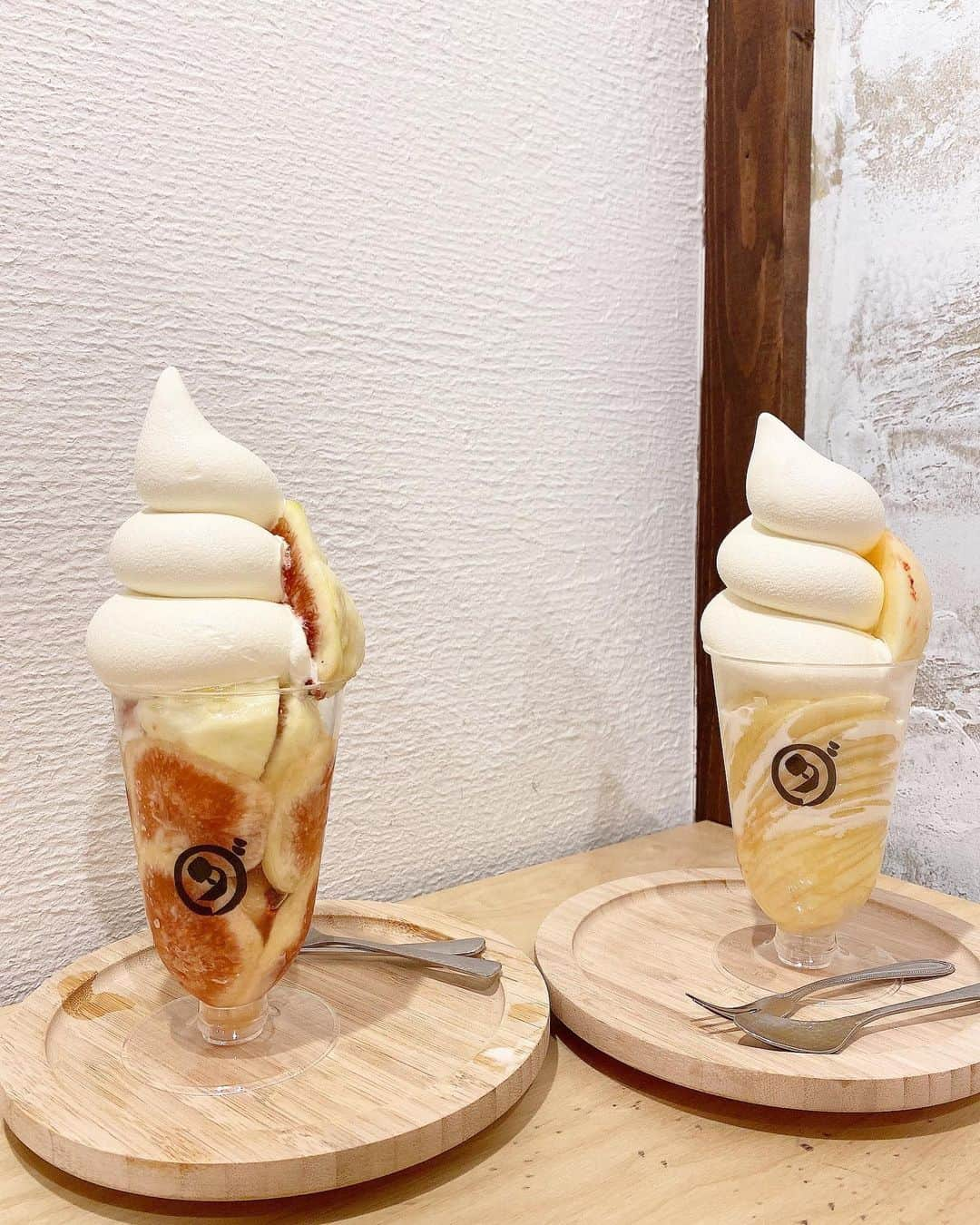 得あゆさんのインスタグラム写真 - (得あゆInstagram)「美味しすぎて優勝だった🍑🍦実は2個→→→ やっぱフルーツとアイスが美味しいと それだけでいいんだよね。 無駄な生クリームとかチョコとかいらない。  (1ヶ月前くらいの写真。最近はお家で自分でパフェ作って食べるのにハマってます。笑)  ・ ・ ・ ・ ・ ・ ・ ・ ・ ・ ・ ・ #ダカフェ#ダイワスーパー#ダイワ京都本店#フルーツ#フルーツパフェ#フルーツサンド#桃#いちじく#無花果#パフェ#ソフトクリーム#アイスクリーム#京都#京都カフェ#京都グルメ#京都ランチ#京都観光#ママコーデ#子育てママ#ママファッション#産後ダイエット#産後#食べ歩き#大阪カフェ#大阪ランチ#japanesefood#parfait#peach#kyotocafe#icecream」8月6日 14時24分 - tokuayu819