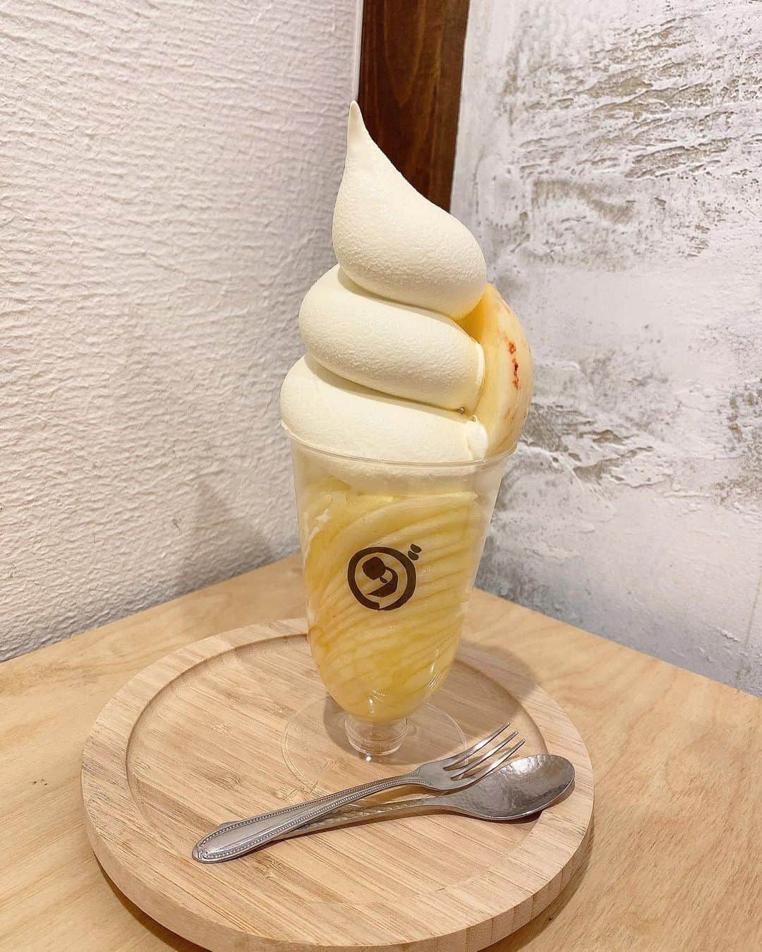 得あゆさんのインスタグラム写真 - (得あゆInstagram)「美味しすぎて優勝だった🍑🍦実は2個→→→ やっぱフルーツとアイスが美味しいと それだけでいいんだよね。 無駄な生クリームとかチョコとかいらない。  (1ヶ月前くらいの写真。最近はお家で自分でパフェ作って食べるのにハマってます。笑)  ・ ・ ・ ・ ・ ・ ・ ・ ・ ・ ・ ・ #ダカフェ#ダイワスーパー#ダイワ京都本店#フルーツ#フルーツパフェ#フルーツサンド#桃#いちじく#無花果#パフェ#ソフトクリーム#アイスクリーム#京都#京都カフェ#京都グルメ#京都ランチ#京都観光#ママコーデ#子育てママ#ママファッション#産後ダイエット#産後#食べ歩き#大阪カフェ#大阪ランチ#japanesefood#parfait#peach#kyotocafe#icecream」8月6日 14時24分 - tokuayu819