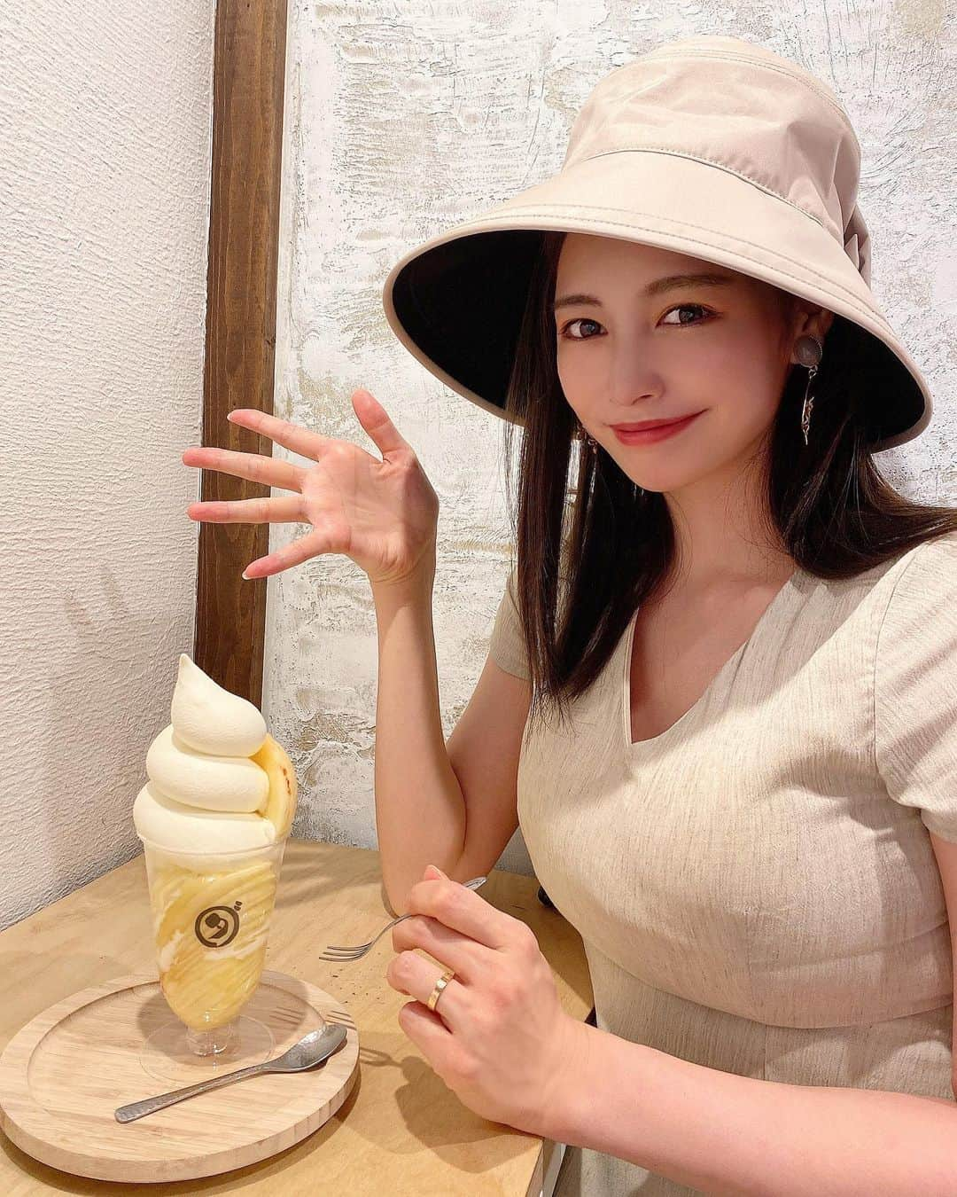 得あゆさんのインスタグラム写真 - (得あゆInstagram)「美味しすぎて優勝だった🍑🍦実は2個→→→ やっぱフルーツとアイスが美味しいと それだけでいいんだよね。 無駄な生クリームとかチョコとかいらない。  (1ヶ月前くらいの写真。最近はお家で自分でパフェ作って食べるのにハマってます。笑)  ・ ・ ・ ・ ・ ・ ・ ・ ・ ・ ・ ・ #ダカフェ#ダイワスーパー#ダイワ京都本店#フルーツ#フルーツパフェ#フルーツサンド#桃#いちじく#無花果#パフェ#ソフトクリーム#アイスクリーム#京都#京都カフェ#京都グルメ#京都ランチ#京都観光#ママコーデ#子育てママ#ママファッション#産後ダイエット#産後#食べ歩き#大阪カフェ#大阪ランチ#japanesefood#parfait#peach#kyotocafe#icecream」8月6日 14時24分 - tokuayu819