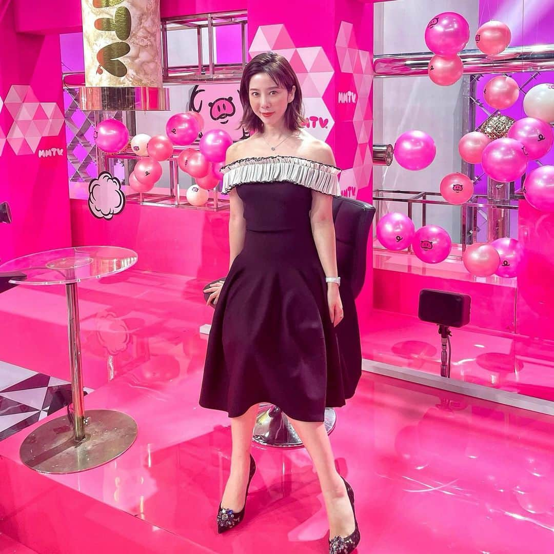 小川えりのインスタグラム：「このワンピース可愛いっ🖤 本日8月6日、日本テレビ放送よる0時40分放送 【マシマシTV】に出演させて頂いてるので観てねーっ🌸 ちなみに歯の矯正についての情報たくさんありがとうございます🦷愛媛県の松山市の情報もう1回教えて！お願い‪w 香川県が多くてコメ欄が分からなくなった！😱」