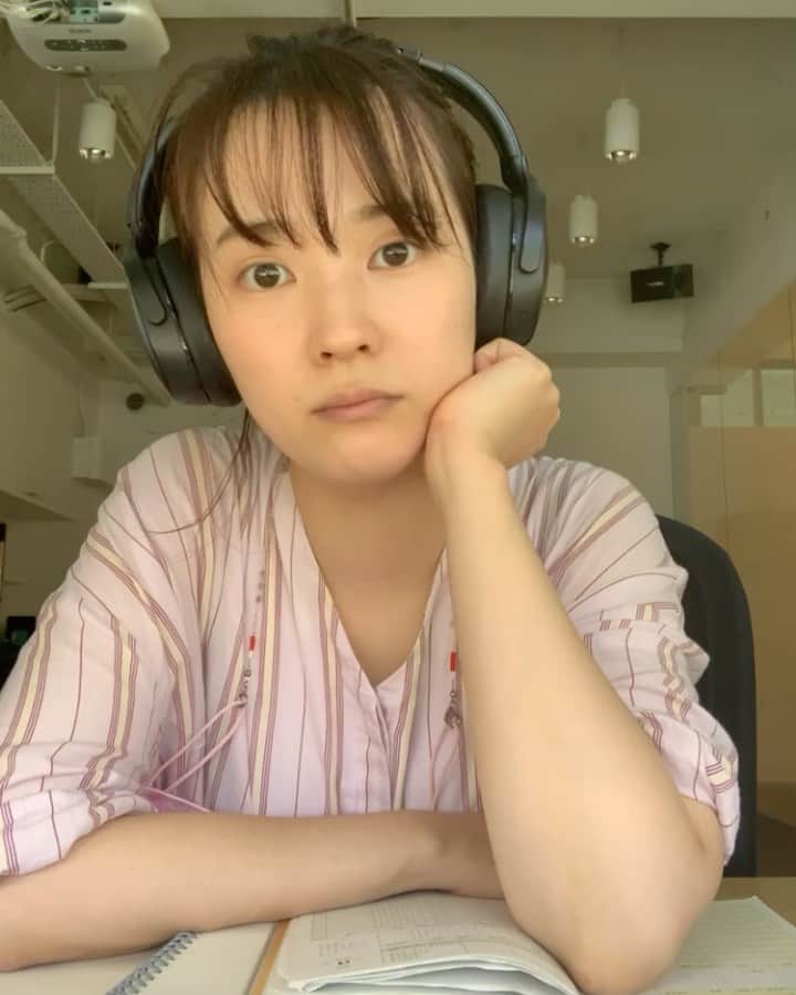 亜希子のインスタグラム：「この夏、どこにも行かずにシェアオフィスで仕事している。 (音ありで聴くと、ほんのり夏を感じます)」