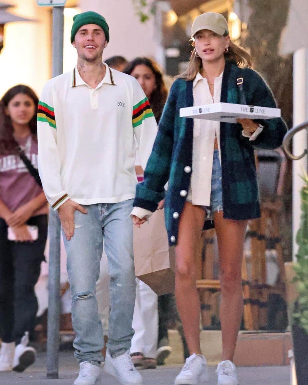Just Jaredさんのインスタグラム写真 - (Just JaredInstagram)「@justinbieber was all smiles while picking up pizza to-go with wife @haileybieber. The couple has been spending time in Montecito this week! #JustinBieber #HaileyBieber Photos: Backgrid」8月6日 15時18分 - justjared