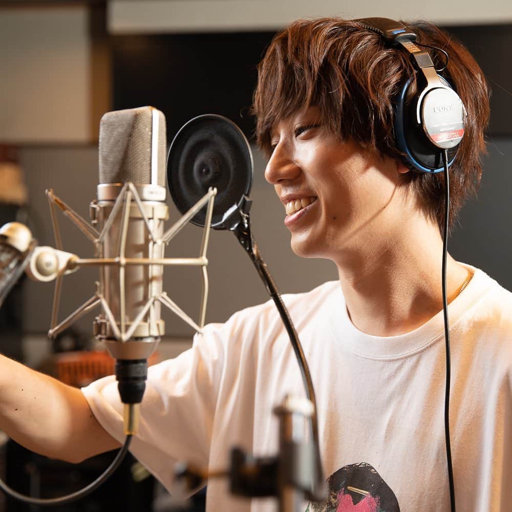 のインスタグラム：「📷オフショット公開✨  1st Single「A Walk」の レコーディングオフショットです！  まだ聴いたことがないという方は ぜひチェックしてください🎧  #梶原岳人」